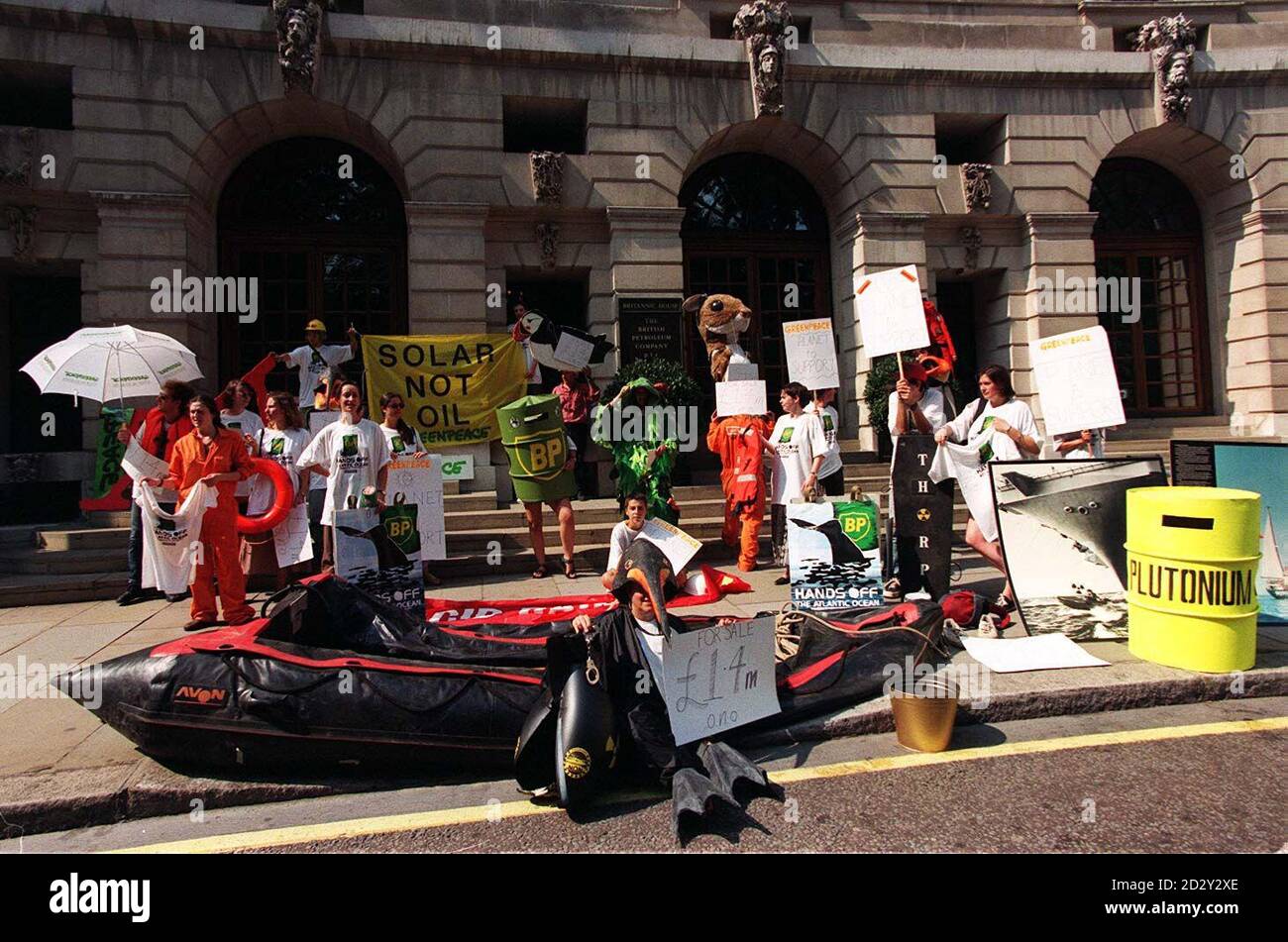 Greenpeace-Aktivisten protestieren heute (Dienstag) vor dem Hauptsitz von British Petroleum in Londn, während BP sich darauf vorbereitet, vor Gericht zu gehen, um Greenpeace wegen 1.4 Millionen Schäden während der einwöchigen Besetzung der Stena Dee Ölanlage zu verklagen. Siehe PA Story ENVIRONMENT Rig. Foto von Fiona Hanson. Stockfoto