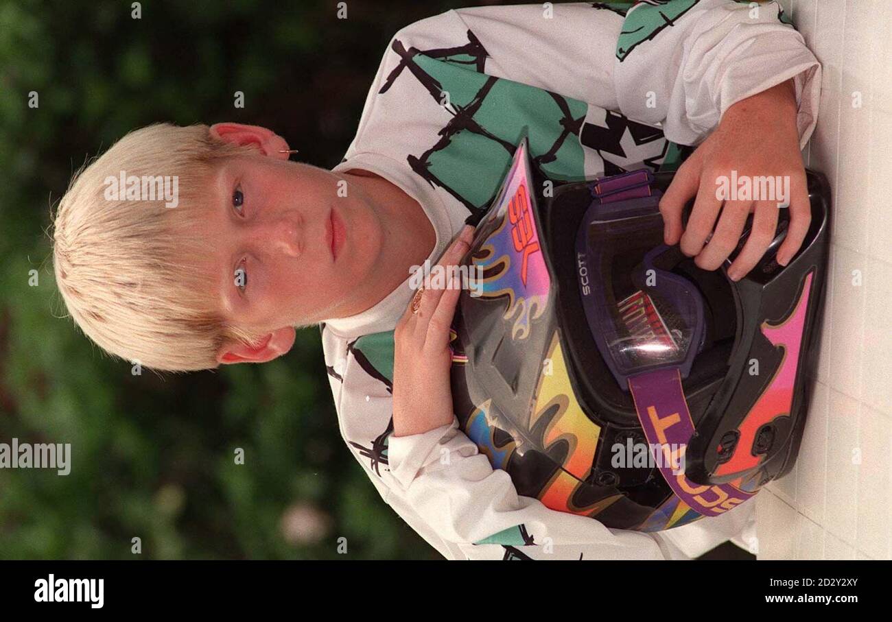 Der 11-jährige Dannie Highman aus Thornton Heath, Süd-London, erhält eine Entschädigung, nachdem sein Motorrad nach seiner Beschlagnahme bei einem Durchgreifen auf gestohlene Fahrzeuge von einer Polizeistation abgeklemmt wurde. Dannies Kawasaki KX80 wurde von einem Beamten während einer Routinekontrolle konfisziert und zu einer Polizeistation in Südlondon gebracht, wo man später feststellte, dass sie sich rechtmäßig im Besitz des Jungen befand. Dannies Vater, Keith, 36, Ingenieur, ging dann, um das Fahrrad von der Polizei in Mitcham abzuholen - nur um zu erfahren, dass es von einem Gelände außerhalb der Station gestohlen worden war. Siehe PA Story POLICE Bike. Stockfoto