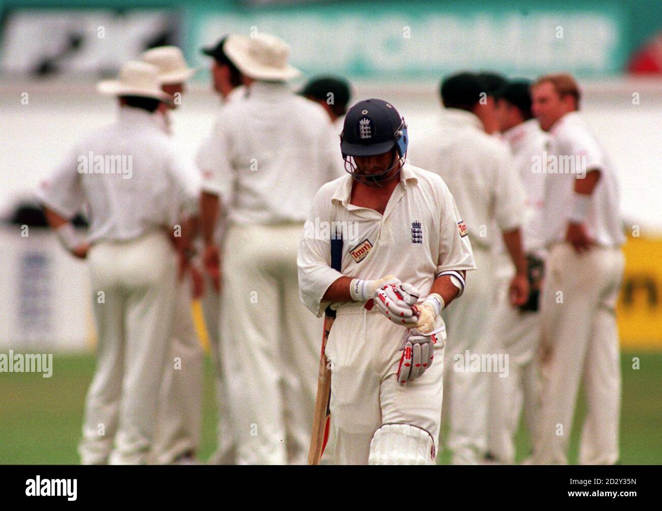 Englands Nasser Hussain verlässt das Spielfeld, nachdem er nur drei Bälle von der australischen Bowler Shane Warne am dritten Tag des sechsten Cornhill-Tests am heutigen Oval (Samstag) gedauert hat. Matthew Elliott beugte sich tief, um den Fang zu machen, der England zu 52 für vier verschob. Siehe PA Geschichte CRICKET England. Foto von Rebecca Naden/PA Stockfoto