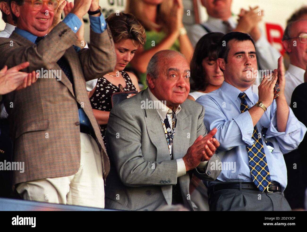 Der Milliardär Harrods-Chef Mohamed Al Fayed schaut sich heute (Samstag) eifrig den Fulham Football Club an - seine neueste Akquisition - für das erste Spiel der Saison. Herr Al Fayed Senior, der Fulham in diesem Sommer für 30 Millionen gekauft hat, wurde mit lautem Jubel begrüßt, als er sich in den Tribünen des Clubs der zweiten Liga mit Unterstützern mischte. Aber es gab keine Anzeichen für den Sohn Dodi, der mit Diana, Prinzessin von Wales, in romantischer Beziehung steht. Foto von David Cepskin/PA Stockfoto