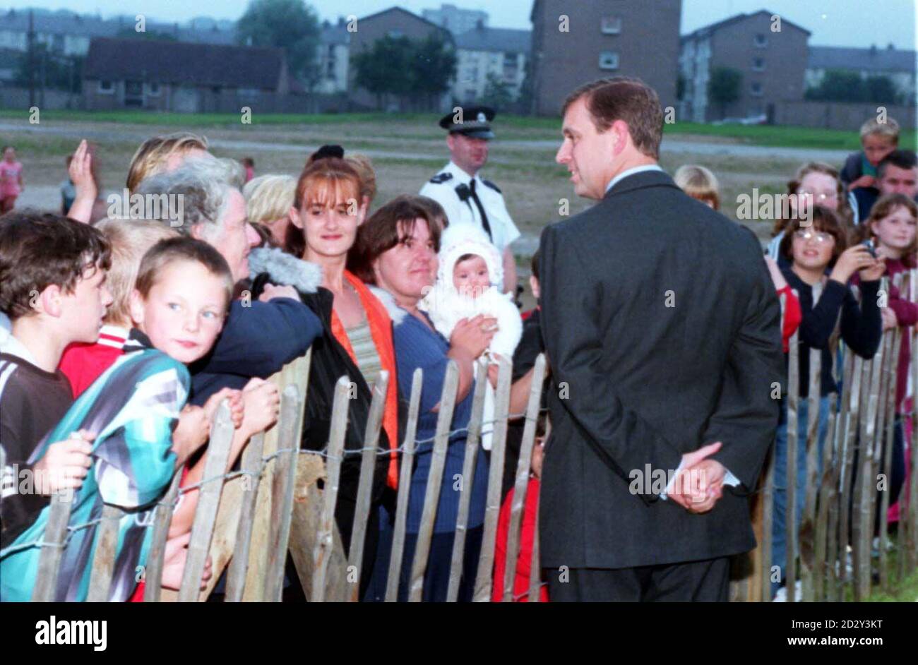 Der Duke of York nimmt sich Zeit, um mit einer kleinen Menschenmenge von Anwohnern zu sprechen, die sich an diesem Abend (Donnerstag) vor der neuen Tillydrone Police Sub Station in Coningham Road, Aberdeen versammelt haben. Der Herzog hatte zuvor eine Pest in der Unterstation enthüllt, um die neue Anlage 310,000 offiziell zu eröffnen. Foto von Press und Journal Aberdeen/PA. Stockfoto