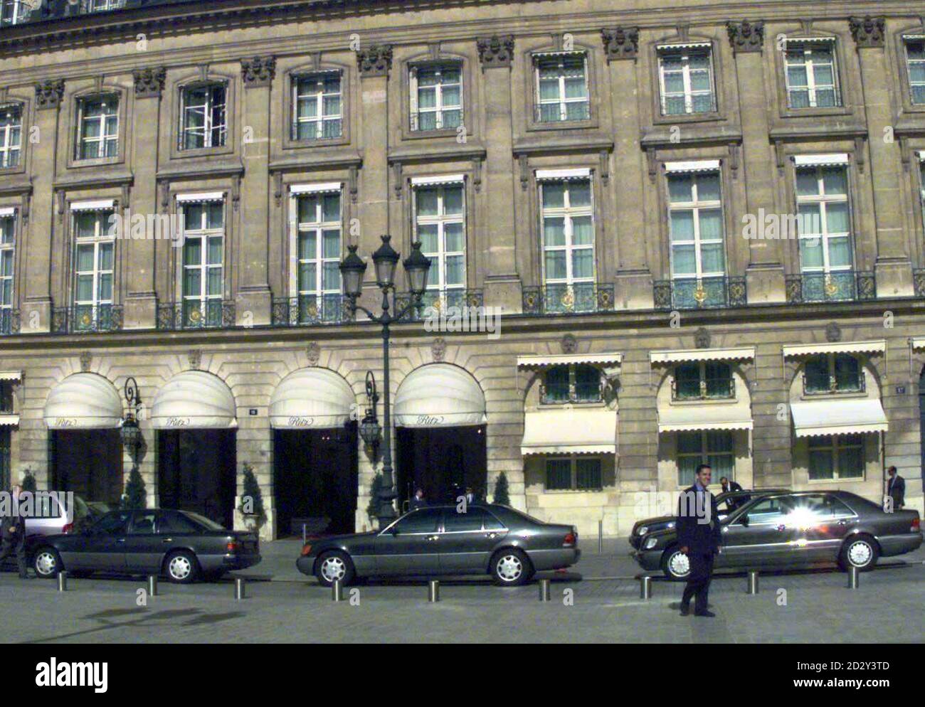 Das Ritz Hotel in Paris heute (Sonntag), wo Diana, Prinzessin von Wales und Dodi Fayed ihre letzte Mahlzeit vor ihrem tödlichen Verkehrsunfall letzte Nacht aßen. Die Prinzessin starb in den frühen Morgenstunden in einem Pariser Krankenhaus. Ihr Freund, Herr Fayed, und ihr Fahrer wurden am Unfallort für tot erklärt. 26/04/04: Großbritanniens ranghöchster Polizist, Scotland Yard Commissioner Sir John Stevens, ist in der französischen Hauptstadt, um sich selbst über die letzte Route ihres Autos zu überzeugen. Im Rahmen seiner Ermittlungen wird er den Pont d'Alma-Tunnel besuchen, in dem der Absturz stattfand, und das Ritz Ho besuchen Stockfoto