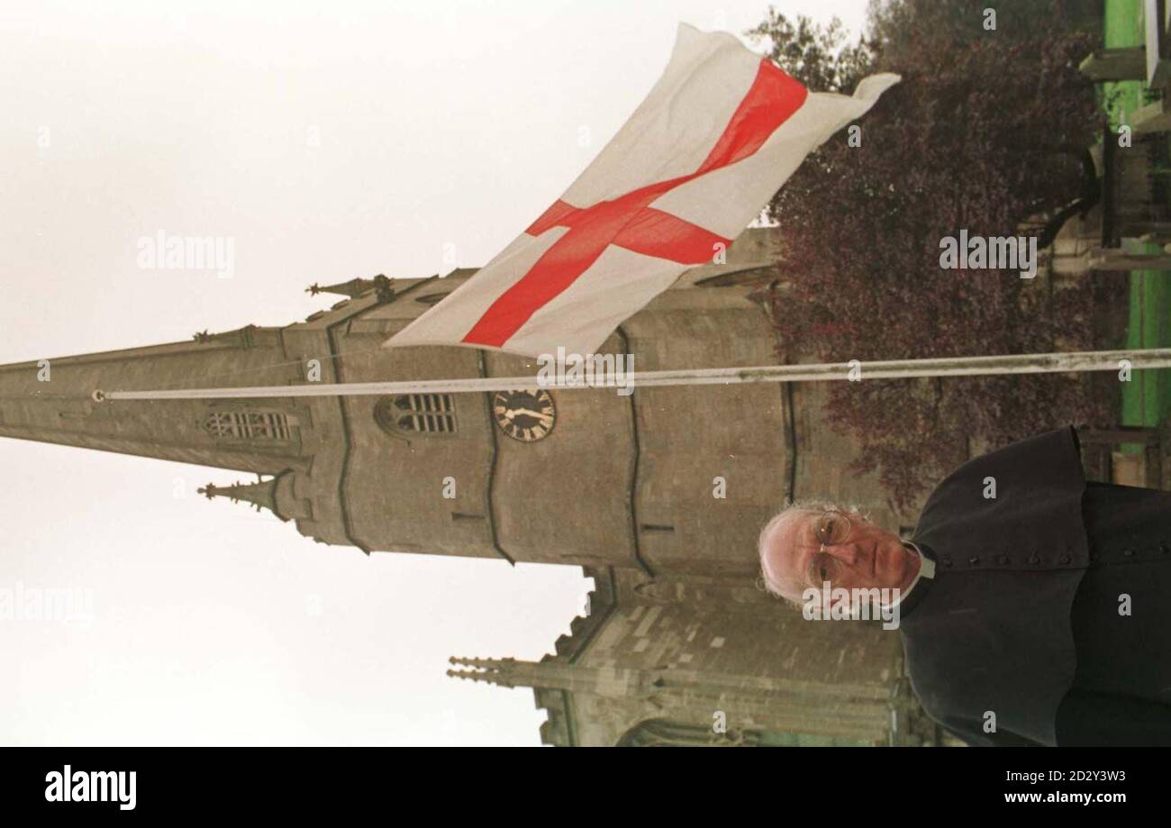 Pfarrer John Hawthorne in der St. Mary the Virgin Church steht heute (Sonntag) neben einer Flagge, die am Halbmast in Tetbury, Gloucestershire, fliegt, nachdem Diana, Prinzessin von Wales, gestorben ist. Die Prinzessin starb in den frühen Morgenstunden dieses Mornigs nach einem Hochgeschwindigkeitsunfall in Paris letzte Nacht. Auch ihr Freund Dodi Fayed und der Fahrer des Autos wurden bei dem Unfall getötet. Siehe PA Stories ROYAL Diana. Foto Barry Batchelor/PA. Stockfoto