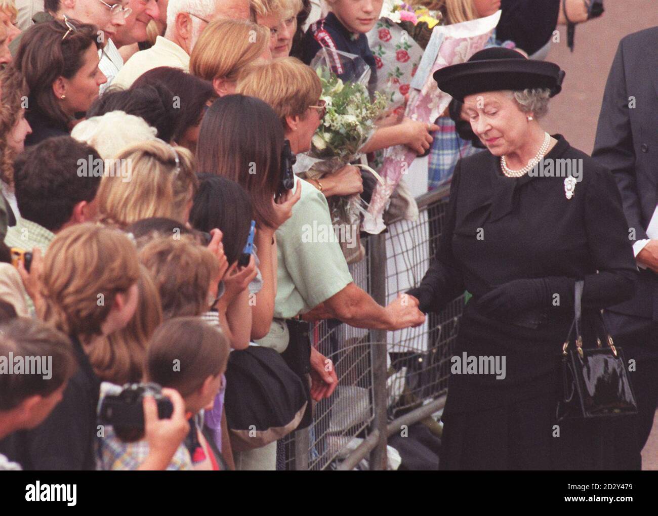 In Schwarz gekleidet trifft die Königin heute Nachmittag vor dem Buckingham Palace auf die Menschenmassen, nachdem sie zur Beerdigung ihrer ehemaligen Schwiegertochter Diana, Prinzessin von Wales, morgen früh in Westminster Abbey in der Stadt angekommen ist. Foto von John Giles/PA Stockfoto
