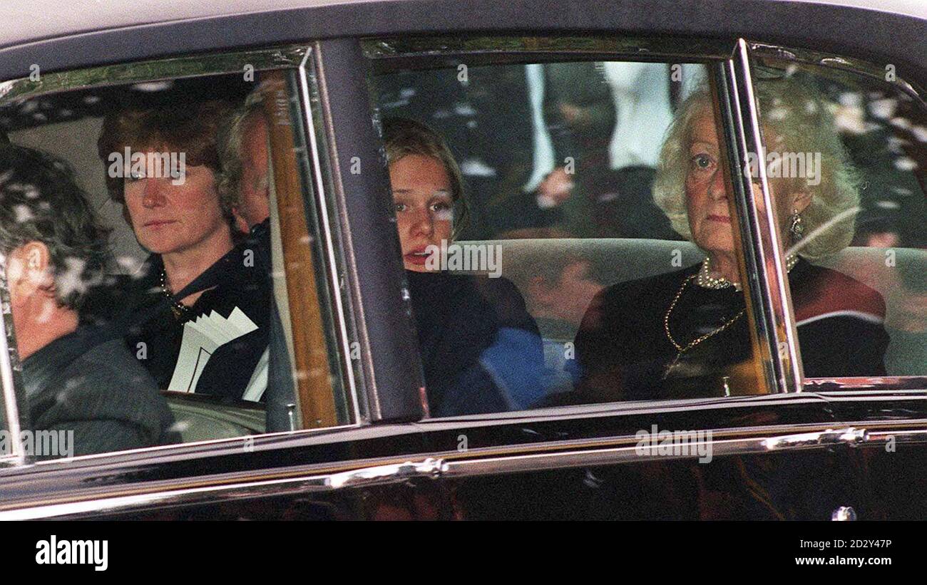 Frances Shand-Kydd (rechts) kommt heute Nachmittag (Samstag) im Althorp House an, um Diana, Prinzessin von Wales, zu begraben. Foto von David Jones/PA Stockfoto