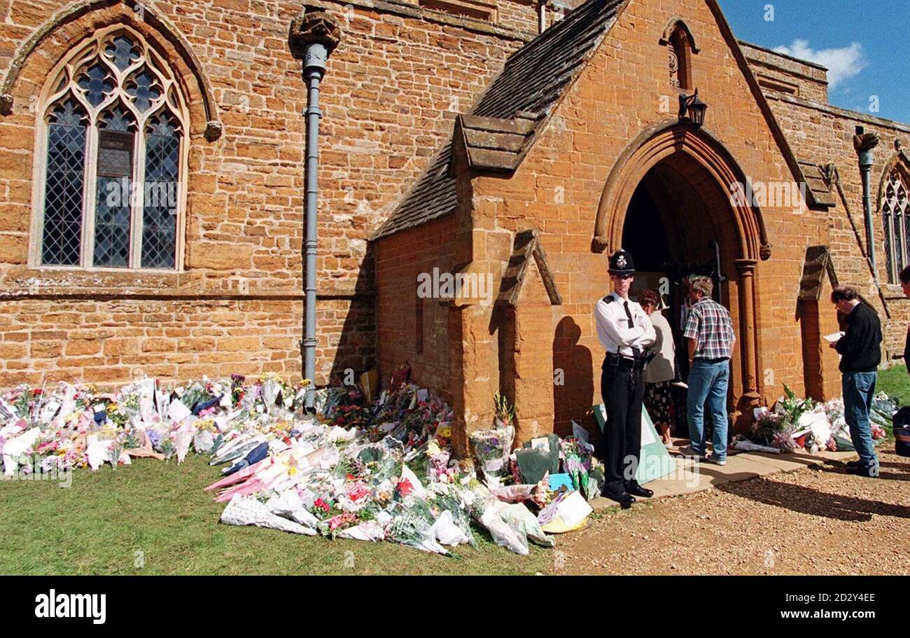 Ein Polizist bewacht heute (Donnerstag) den Eingang der Jungfrau Maria und des heiligen Johannes in Great Brington, als Trauernde ankommen, um Blumen und Ehrungen in der Kapelle zu legen, in der Diana, Prinzessin von Wales, am Samstag nach ihrer Beerdigung in Westminster Abbey in London zur Ruhe gelegt wird. Die Prinzessin starb nach einem Autounfall in Paris am frühen Sonntagmorgen (31. August). Foto von David Jones/PA Stockfoto