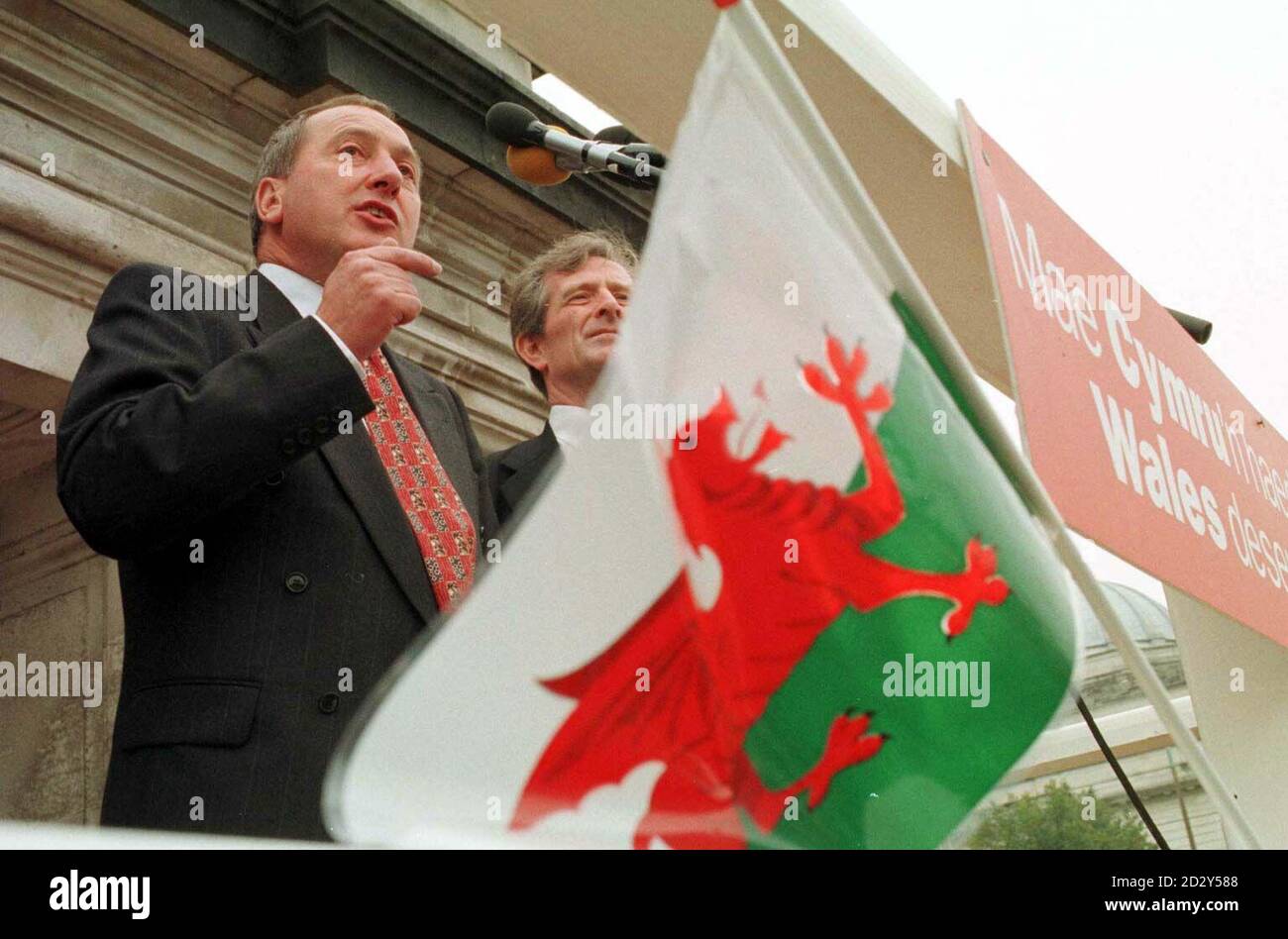 Der walisische Sekretär Ron Davies spricht heute (Freitag) vor dem Veranstaltungsort der neuen walisischen Versammlung, City Hall, Cardiff, an die feiernden Massen, nachdem das „Ja“-Votum gestern im Referendum über die Dezentralisierung knapp gewonnen hatte. Foto Barry Batchelor/PA Stockfoto