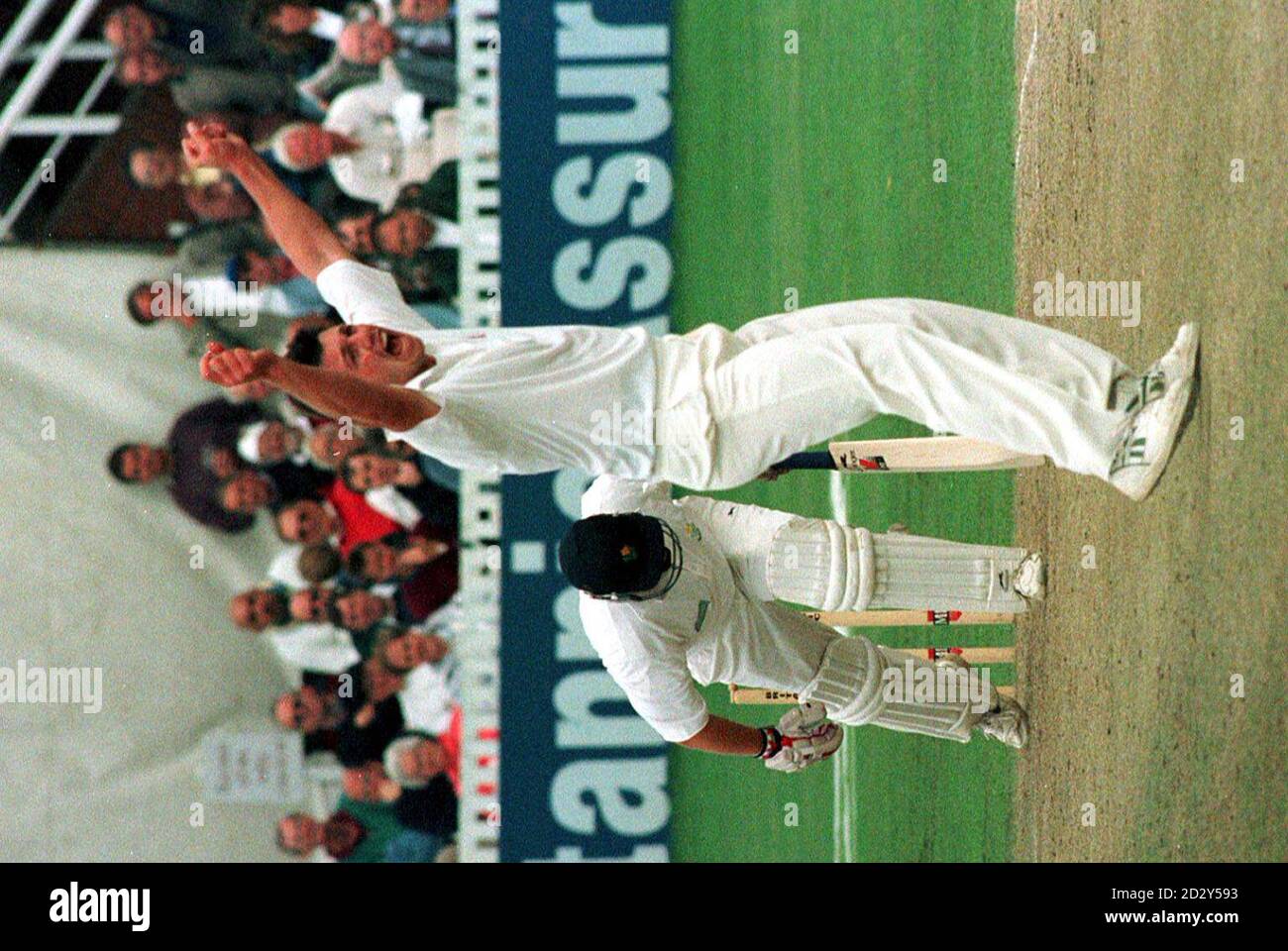 Glamorgans Robert Croft fällt während des heutigen (Samstag) Spiels in Taunton zu einem LBW zu einem jubelenden Somerset-Schauspieler Graham Rose. Siehe PA Story Cricket 2. Runde. Foto/PA. Stockfoto