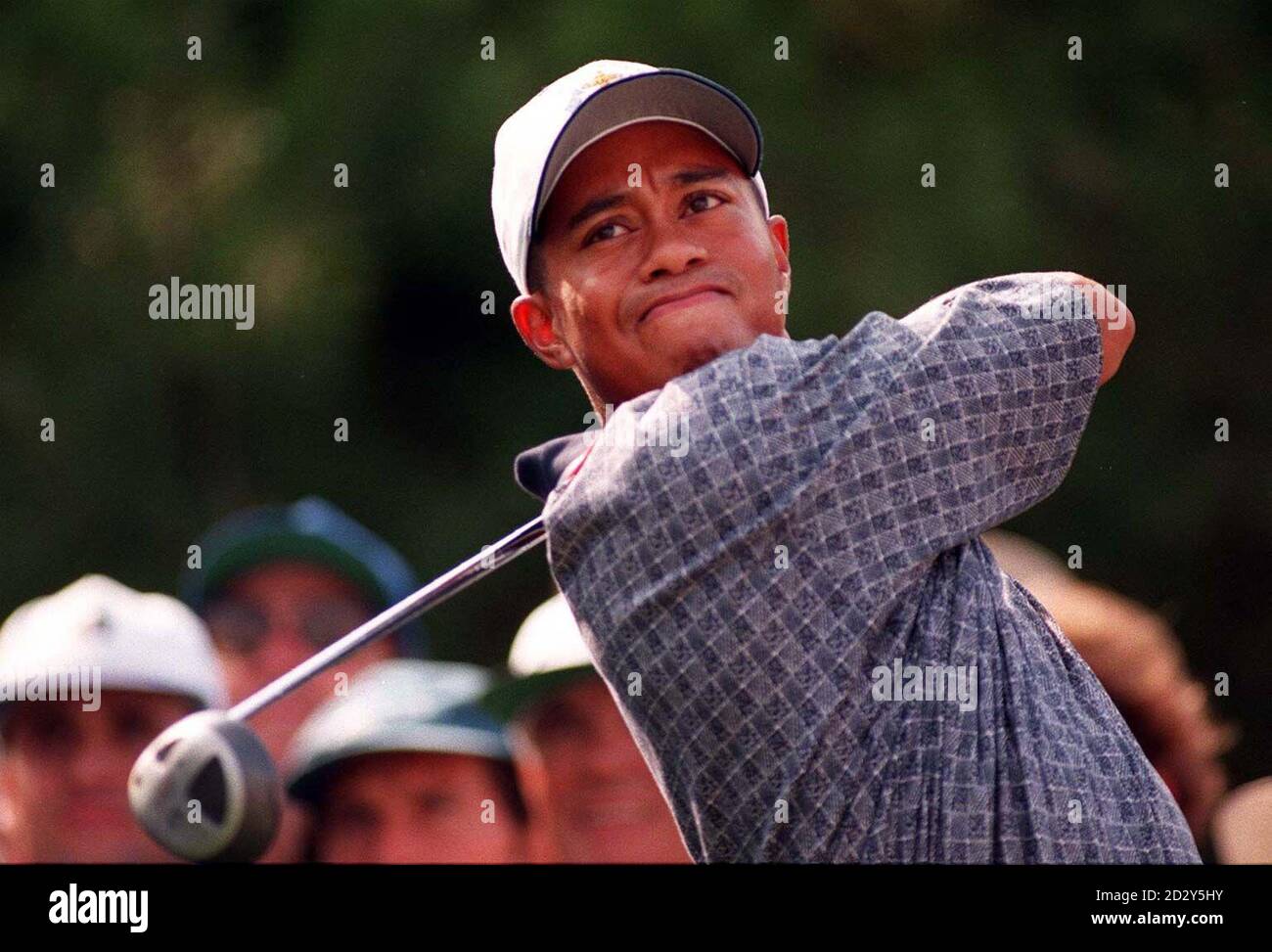 American Tiger Woods schlägt heute (Dienstag) das 8. Loch in Valderrama ab, um sich auf den Johnnie Walker Ryder Cup '97 vorzubereiten, der später in dieser Woche auf dem spanischen Platz gespielt werden soll. Foto von Rebecca Naden/PA Stockfoto