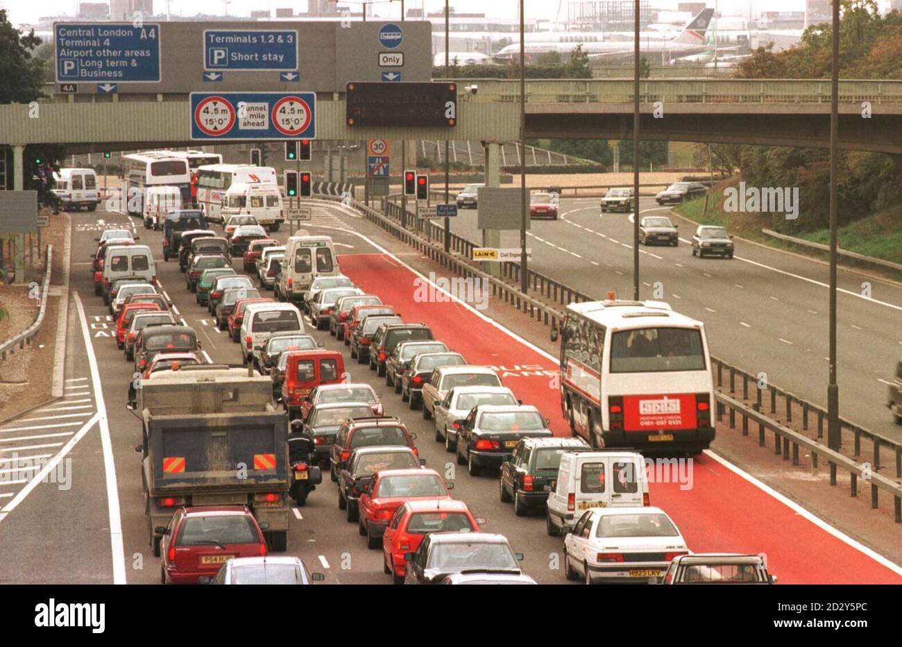 Ein Bus nutzt die neue und erste Busspur auf einer nationalen Autobahn, nachdem sie zuvor auf der M4-Schnellstraße von London nach Heathrow eröffnet wurde. Es wird gehofft, dass die 1 Million, 3 Meilen Spur Verkehrsstaus auf dem Weg zum und vom Flughafen Heathrow erleichtern wird. Stockfoto