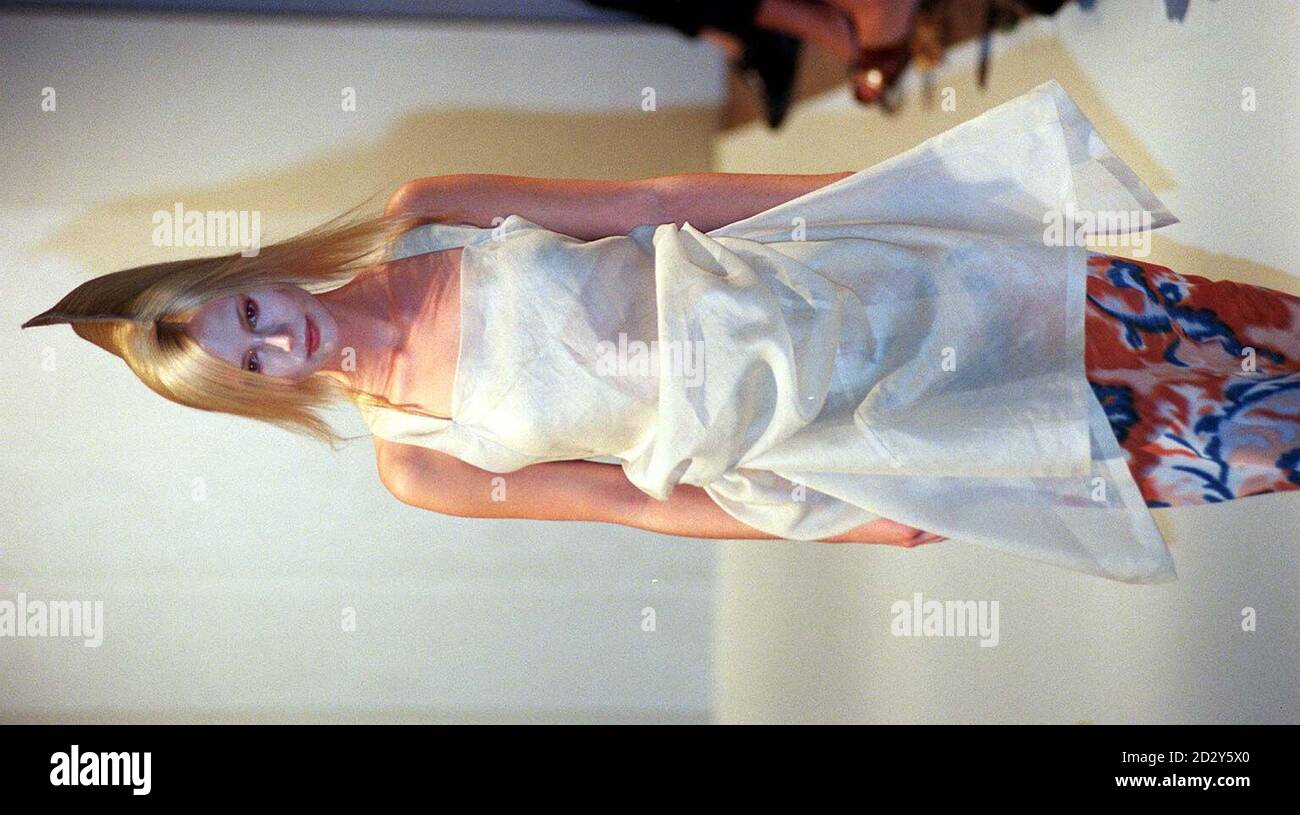 Ein Model trägt heute (Sonntag) während der London Fashion Week ein weißes Neckholder-Kleid über einer gemusterten Seidenhose des Designers Kosuke Tsumura. Foto von Neil Munns/PA. Stockfoto