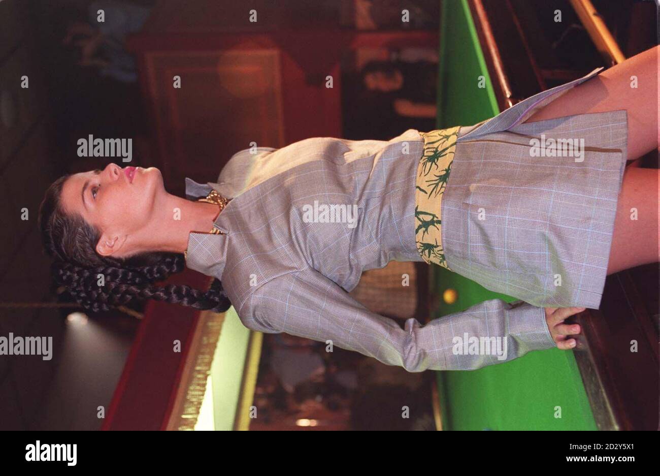 Ein unglaublich kurzes, maßgeschneidertes Anzugkleid aus der Frühjahr/Sommer 1998-Kollektion des britischen Designers Owen Gaster, das heute (Samstag) im Rahmen der London Fashion Week in der Kings Cross Snooker Hall in London zu sehen ist. Im nächsten Frühjahr werden mehrere von Gaster entworfene Artikel im High Street Store, BHS, erhältlich sein. Siehe PA Story FASHION Week. Foto von Neil Munns/PA Stockfoto