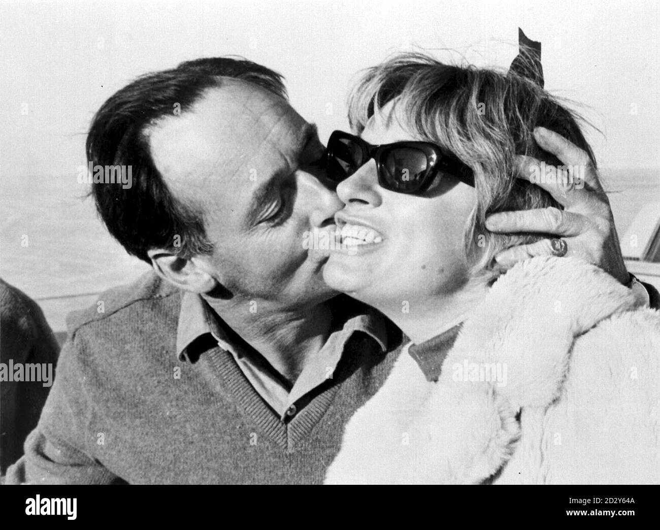 Bibliotheksfiler, Ref. 111164-1, datiert 1964 des Weltrekordbrechers Donald Campbell küsst seine Frau Tonia, nachdem er 403.1 Meilen pro Stunde in seinem Auto Bluebird über die Salzebenen am Lake Eyre, South Australia erreicht hatte. PA-Foto. Nur in Schwarz und Weiß erhältlich. Stockfoto