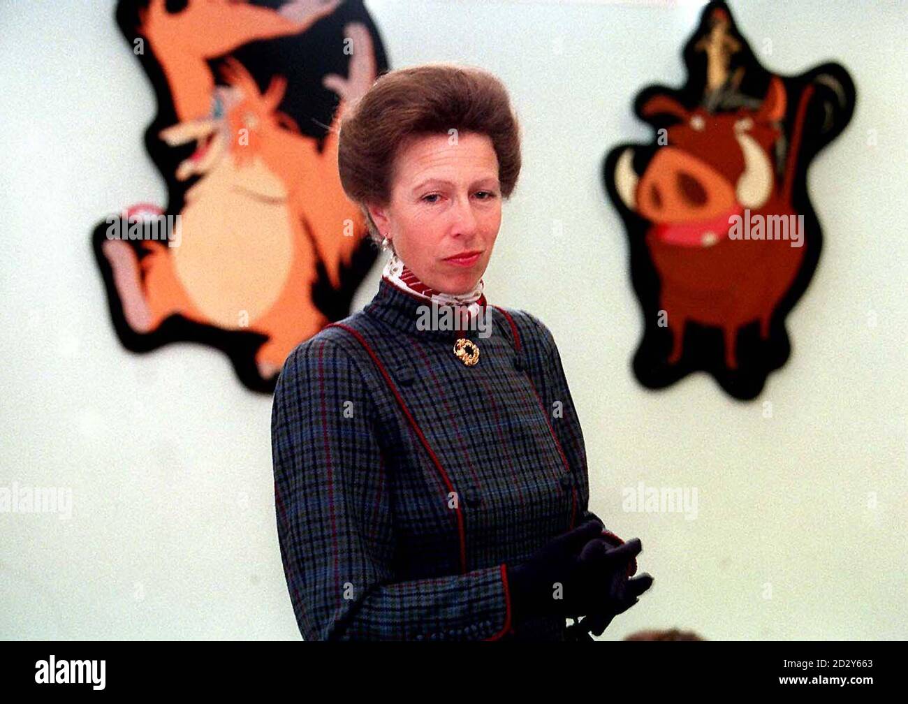 Die Prinzessin Royal steht vor einer mit Walt Disney-Zeichentrickfiguren geschmückten Wand im Forge Community Resource Center, das sie heute (Montag) offiziell in Stockton, Cleveland, eröffnet hat. Siehe PA Geschichte KÖNIGLICHER Besuch. ROTA Picture von Owen Humphreys/PA Stockfoto