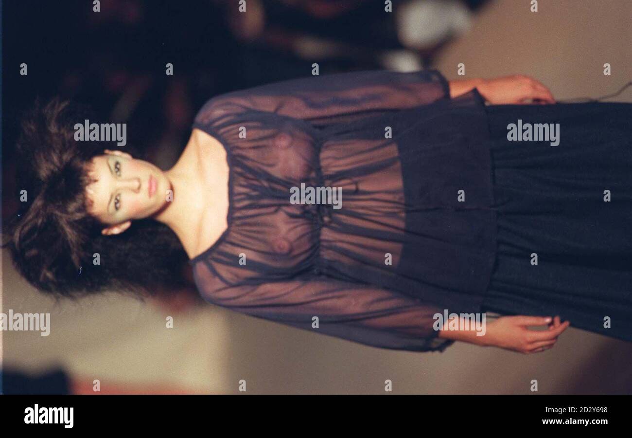 Ein Model trägt heute (Dienstag) am letzten Tag der London Fashion Week ein schwarzes Chiffon, ein Smck-Top und einen Rock aus der Frühjahr-/Sommerkollektion von Joe Casely-Hayford. Foto von Neil Munns/PA. Stockfoto