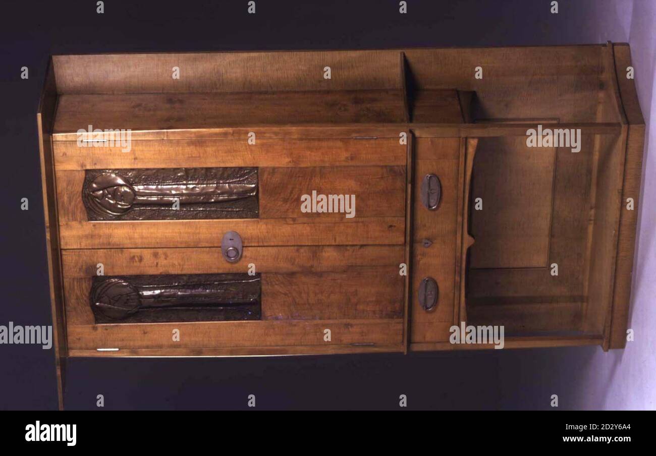 Ein Charles Rennie Mackintosh Maple Cabinet, das für Hugo Brickman, den Herausgeber eines deutschen Kunstmagazins im Jahr 1898, gebaut wurde, soll am Freitag bei Sotheby's unter den Hammer gehen und voraussichtlich 200,000-300,000 holen. Siehe PA Story SALE Mackintosh. PA-Foto. Stockfoto