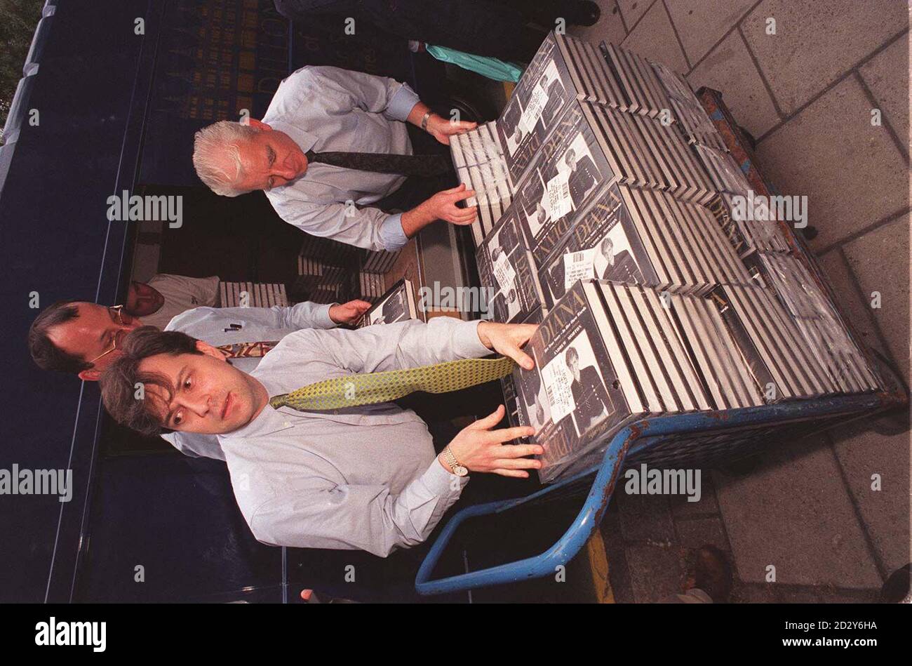 Die Mitarbeiter von Dillons packen heute (Freitag) die ersten Exemplare von Andrew Mortons wiederveröffentlichtes Buch über das Leben von Diana, Prinzessin von Wales, Diana, ihre wahre Geschichte, in ihrem Gower Street-Laden aus. Siehe PA Story DIANA Buch. Foto von Peter Jordan. Stockfoto