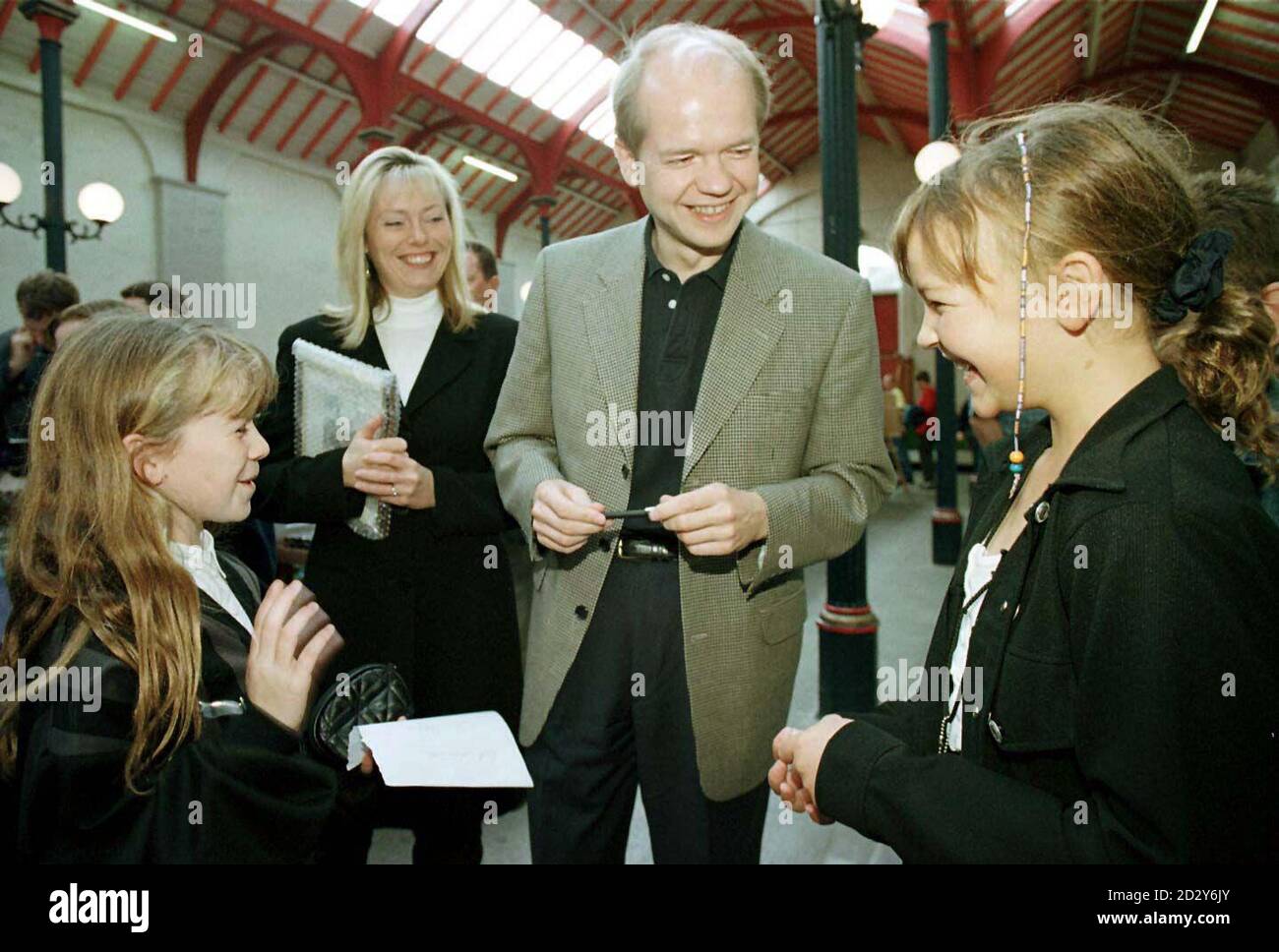 Der konservative Parteivorsitzende William Hague und seine Verlobte Ffion Jenkins unterhalten sich mit zwei Jugendlichen auf einer Handwerksmesse während eines Spazierganges in Richmond, Yorkshire, bevor sie zur Konferenz der Konservativen Partei in Blackpool aufbruch. Foto von Bob Collier Stockfoto