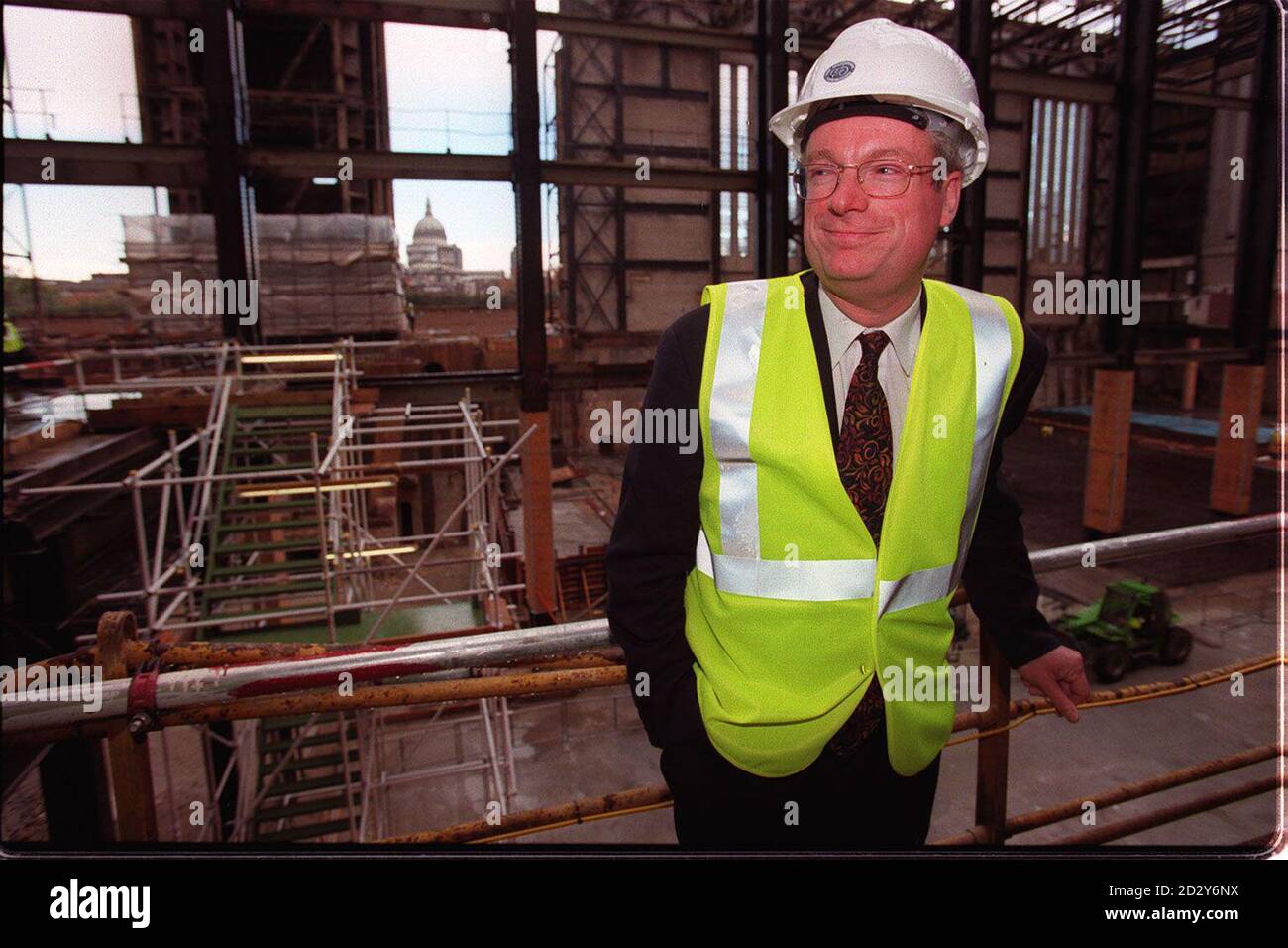 Heritage Secretary, Chris Smith, blickt heute (Dienstag) auf den Bau der neuen Tate Gallery of Modern Art in London. Foto von Fiona Hanson/PA. Stockfoto