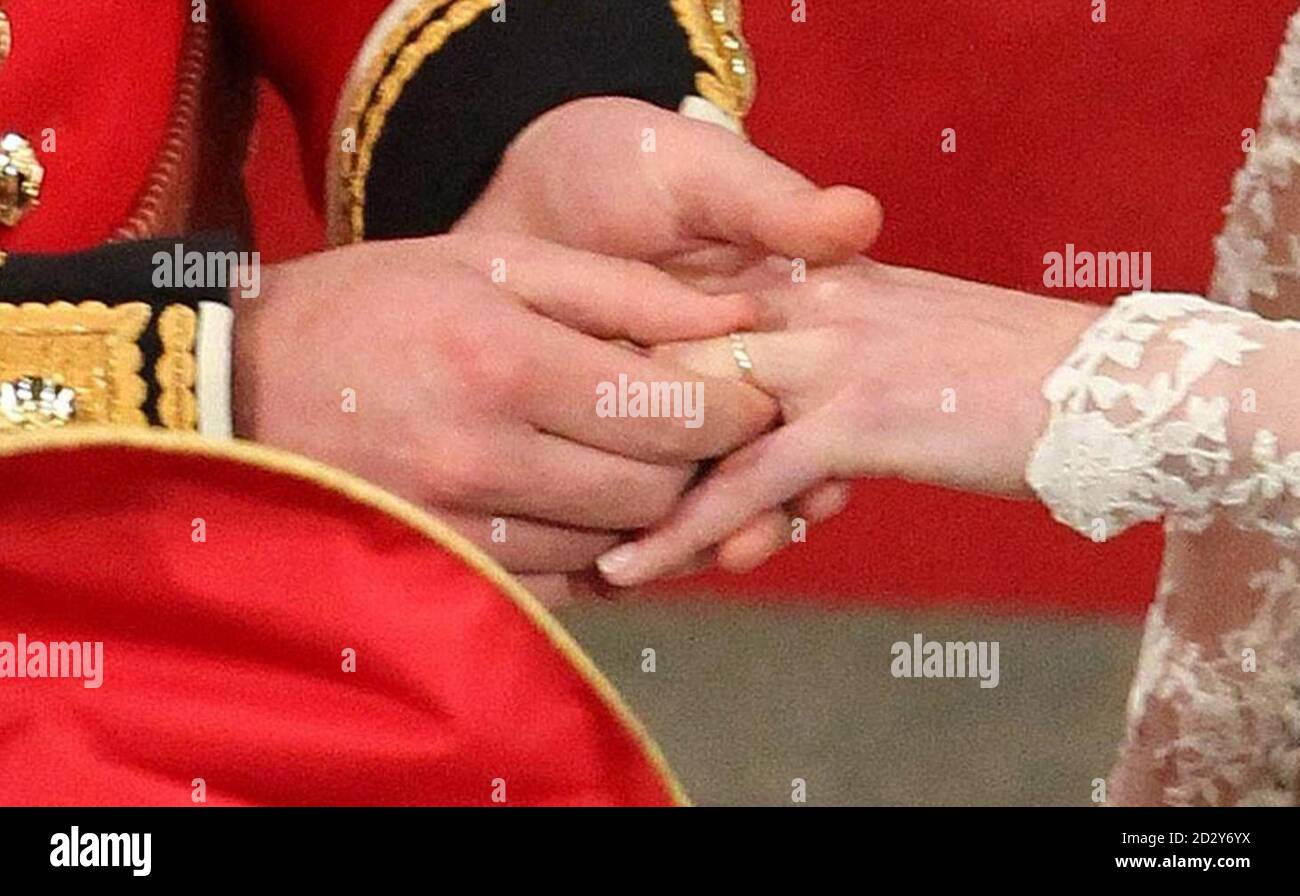 ALTERNATE CROP Prince William und Kate Middleton tauschen während ihres Hochzeitsdienstes in Westminster Abbey, London, Ringe aus. Stockfoto