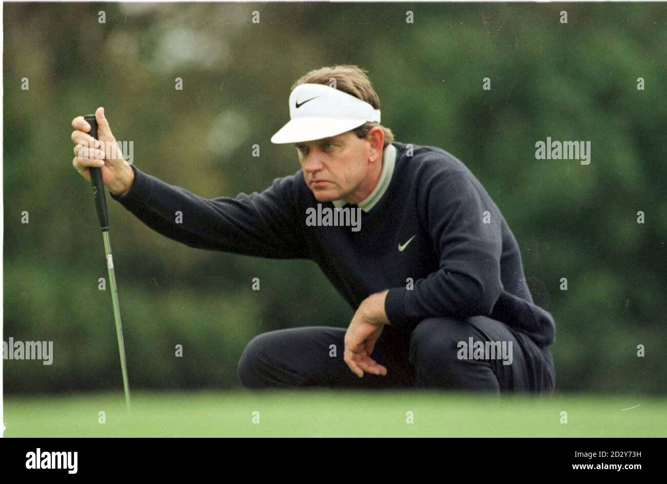 Nick Price legt einen Putt auf das 6. Grün an Während der 3. Tage spielen bei der Toyota World Match Heute (Samstag) Meisterschaft in Wentworth spielen Foto Tim Ockenden/PA Stockfoto