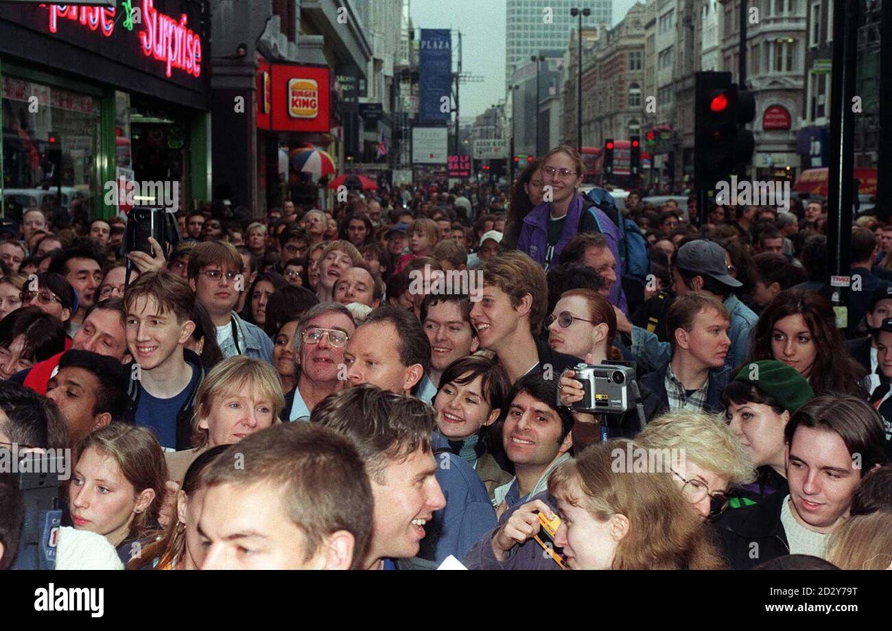 Beatlemania kehrte heute (Donnerstag) in die Straßen Londons zurück, als Sir Paul McCartney sein erstes Album in 34 Jahren im HMV in der Oxford Street besuchte. Im Laden sprach Sir Paul mit jedem Fan, bevor er Kopien seiner Alben Flaming Pie und Standing Stone signierte. Siehe PA Story SHOWBIZ McCartney. Foto von Sean Dempsey. Stockfoto