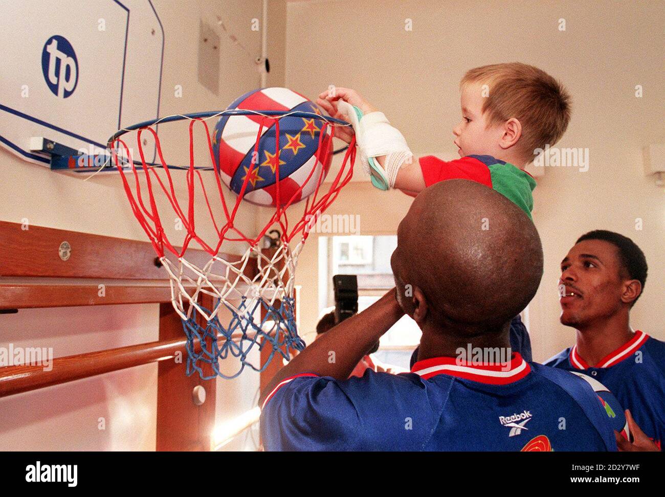 Jack Matthews traf heute (Freitag) das weltberühmte Basketballteam Harlem Globetrotters, als sie das Great Ormond Street Hospital for Sick Children besuchten. Siehe PA Story/SOCIAL Globetrotter. Foto von Ben Curtis/PA Stockfoto