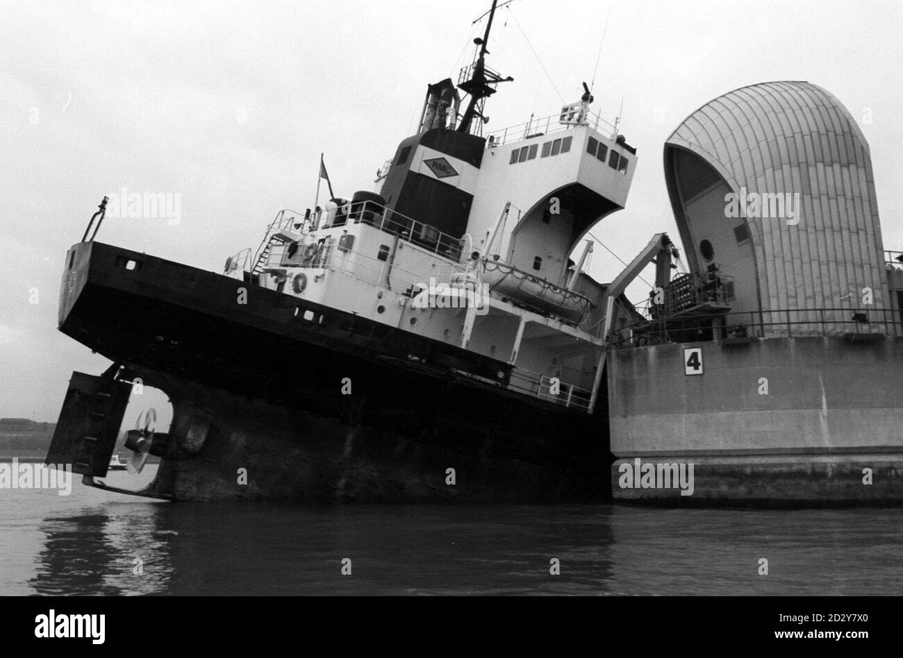 Der Rumpf des 98 Meter langen Sand Kite liegt heute (Montag) mit seinem Heck noch über Wasser in der Themse unter Wasser, nachdem das Schiff heute früh (Montag) im dichten Nebel in die Thames Barrier gestürzt und im seichten Wasser versank. Bei dem Unfall wurde niemand verletzt. Siehe PA Story UNFALLSCHIFF. Foto von David Giles/Pa Stockfoto