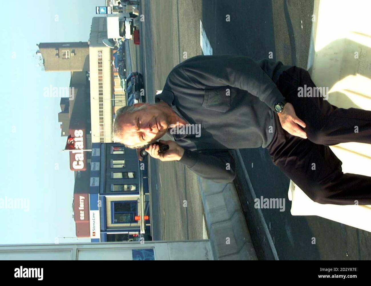 Der LKW-Fahrer Allen Boocock aus Keighley, Yorkshire, wartet heute Morgen (Montag) in Calais, nachdem er über Nacht von Mailand aus gefahren ist, um die Blöcke zu schlagen und rechtzeitig zur Hochzeit seiner Tochter am Samstag nach Hause zu kommen. Siehe PA Story TRANSPORT Truck. Foto von Tim Ockenden/PA *EDI*. Stockfoto