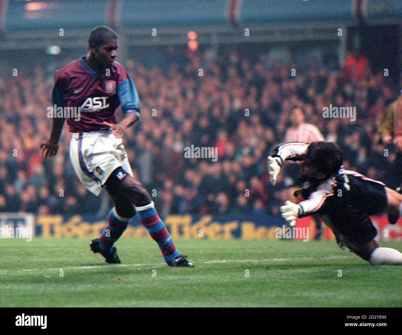 Ian Taylor von Aston Villa bringt den Ball am Torwart Imanol Etxeberria von Athletico Bilbao vorbei, um das Tor beim heutigen (Dienstag) UEFA-Pokalspiel in Villa Park zu eröffnen. Bild Laurence Griffiths/PA Stockfoto