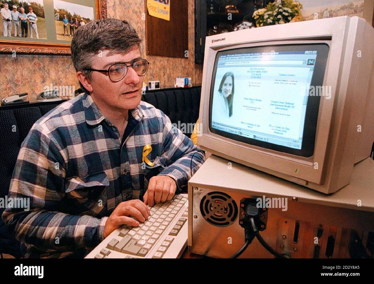 Peter Morgan überwacht die entsprechenden Webseiten auf einem Computer, der heute (Mittwoch) im Rigger Pub in Elton eingerichtet wurde, um auf Neuigkeiten von Louise Woodwards Appeal zu warten. PIC Dave Kendall/PA. Siehe PA Geschichte COURTS Nanny Stockfoto