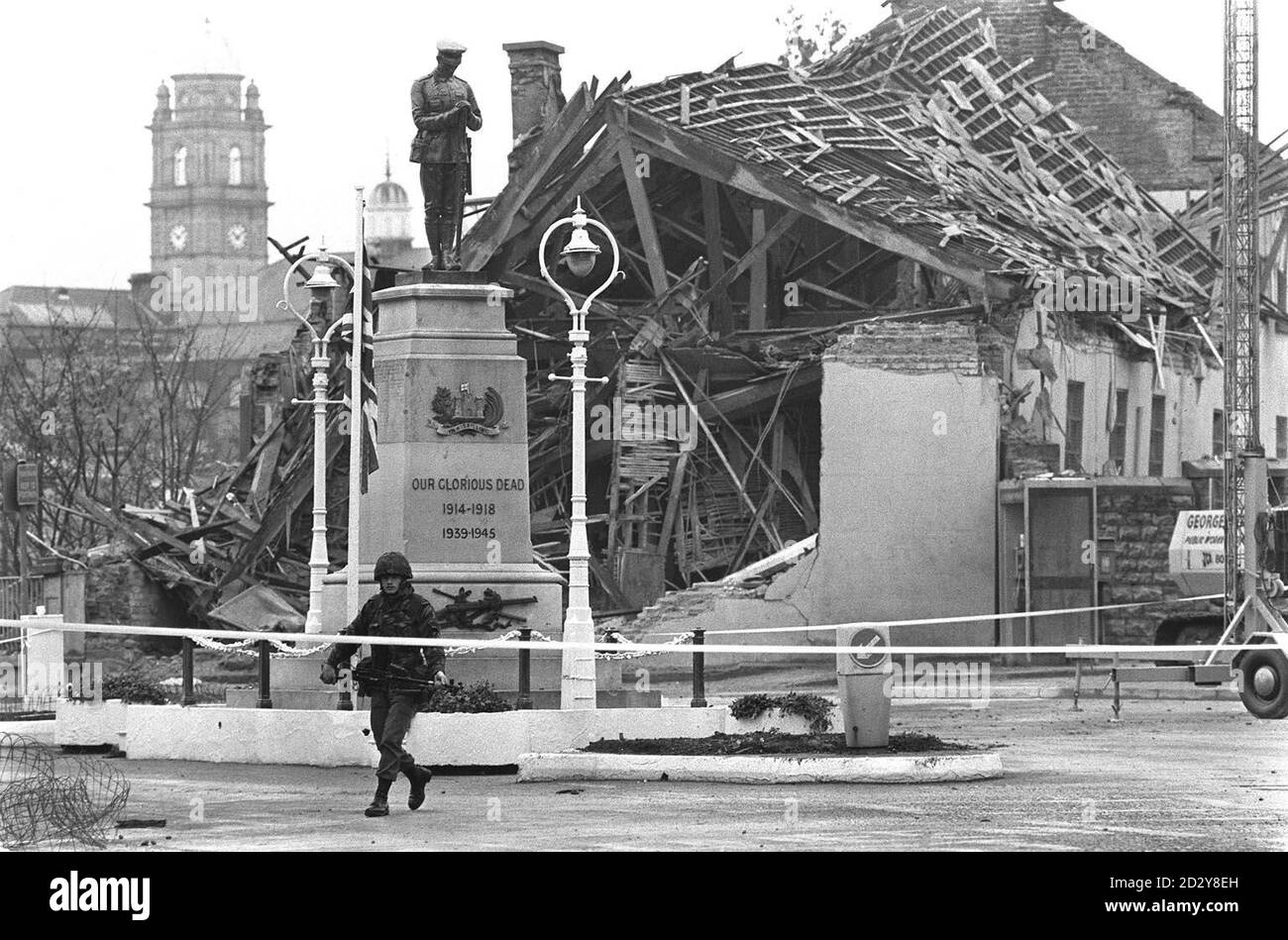 Akte vom 8.11.87 der Szene nach dem Bombenanschlag von Enniskillen in Co Fermanagh, der 11 Menschen das Leben kostete. Der 10. Jahrestag der IRA-Bombe wird morgen (Samstag) gefeiert. Siehe PA Story ULSTER Anniversary. Stockfoto