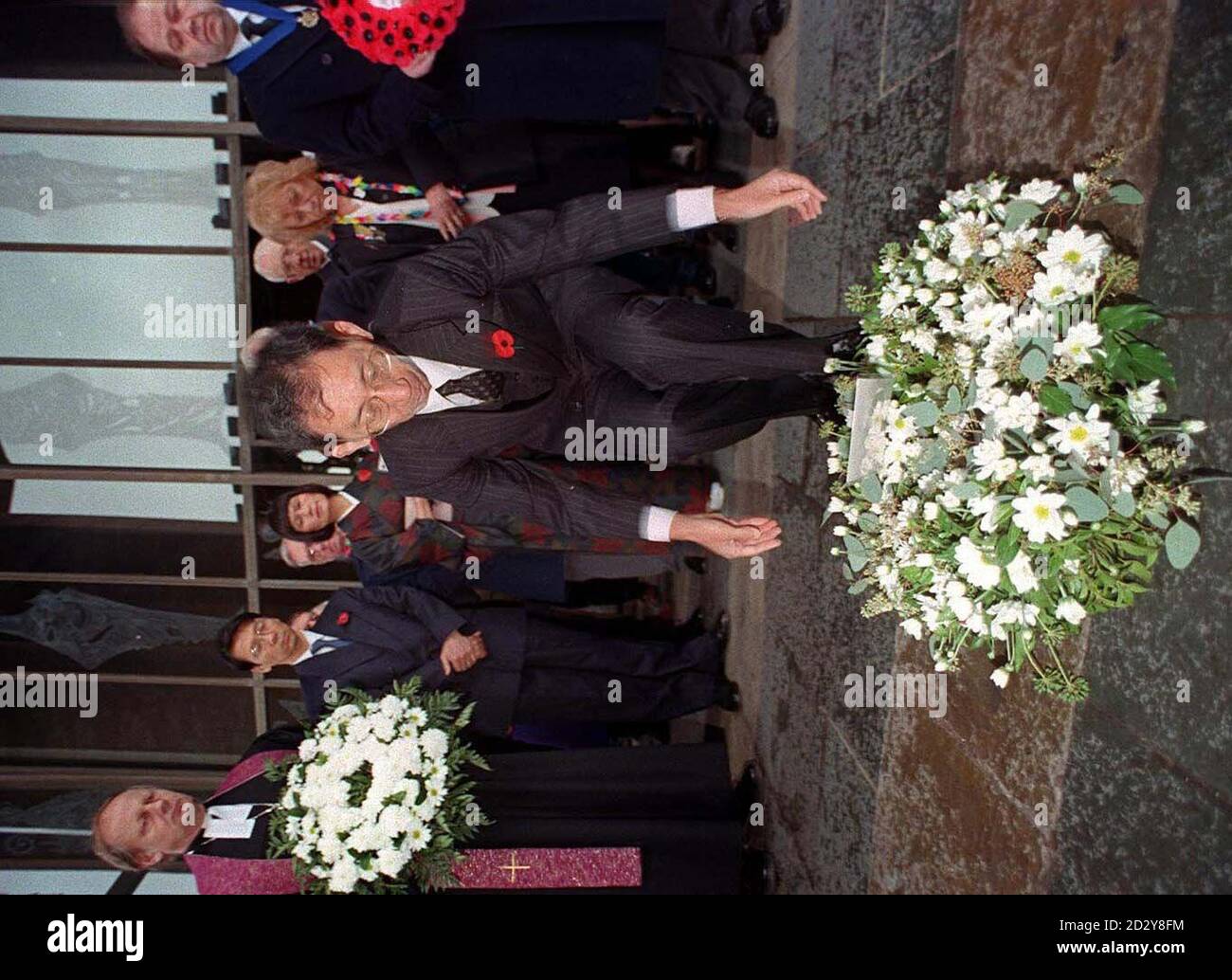 Der japanische Botschafter in Großbritannien, Sadayuki Hayashi, legt heute Morgen (SONNTAG) in der Coventry Cathedral einen Kranz nieder. Es war das erste Mal, dass ein japanischer Botschafter während eines solchen Dienstes in diesem Land einen Kranz niedergelegt hatte. An dem Dienst nahmen Vertreter der während des Zweiten Weltkriegs in Kriegsgefangenen im Fernen Osten gefangenen Personen und der Provost der deutschen Partnerstadt Coventry, Kiel, Teil. Siehe PA Geschichte SOCIAL Remembrance Japan. Stockfoto