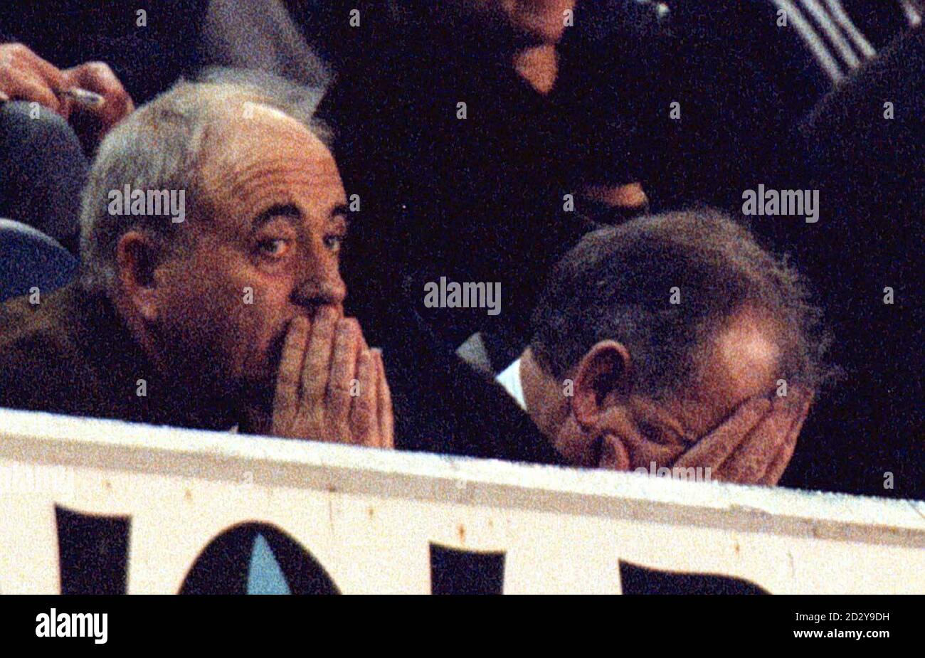 Everton Chairman Peter Johnson (rechts) hält sich den Kopf in den Händen, während Fans ihn dazu besingen, nach der Blues 2-0-Niederlage gegen Spurs im Goodison Park zu gehen. Regisseur Cliff Finch ist auf seiner linken Seite. PIC Dave Kendall./PA Stockfoto