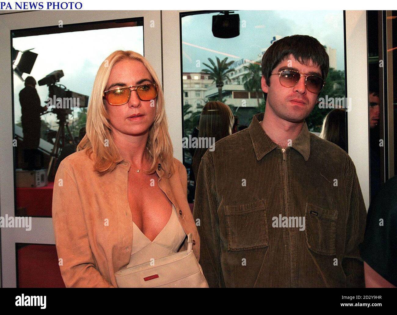 Noel Gallagher von der Band Oasis und seine Frau stehen am 10. Mai an der verschlossenen Tür des Festivalpalastes in Cannes, nachdem ihnen der Eintritt zu Johnny Depps erstem Film als Regisseur 'The Brave' verweigert wurde, weil sie nicht richtig angezogen waren. Stockfoto