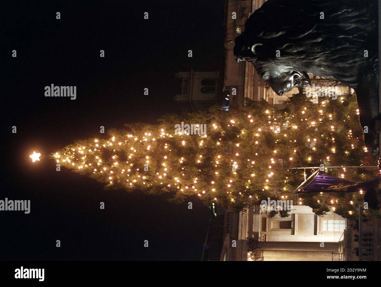 Die Lichter auf dem 51. Norwegischen Weihnachtsbaum, die den Londoner Trafalgar Square zieren, funkeln heute (Donnerstag) zum ersten Mal in dieser festlichen Jahreszeit nach ihrem jährlichen feierlichen Einschalten früher an diesem Abend. Die Norweger spenden den Baum jährlich als Zeichen ihres Dankes an die Briten für ihre Unterstützung während des Zweiten Weltkriegs. Foto von Adam Butler/PA Stockfoto