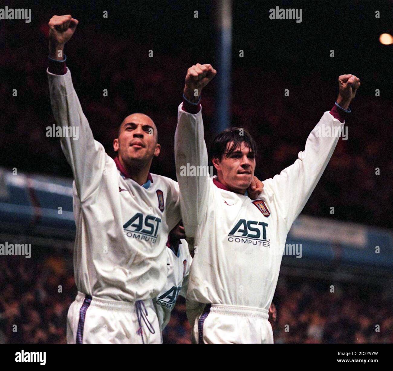 Savo Milosevic (rechts) von Aston Villa feiert sein Tor mit Teamkollege Stan Collymore während der dritten Runde des UEFA Cups, dem zweiten Rückspiel gegen Steaua Bucharest im Villa Park. Foto von Laurence Griffiths/PA. Stockfoto