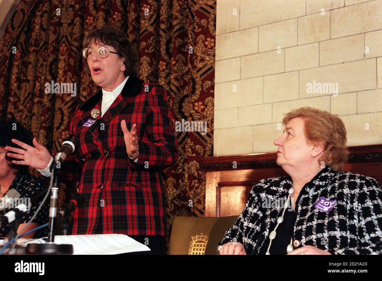 Audrey Wise MP für Preston (L) spricht auf einer Pressekonferenz, um die Vorteile von Einzeleltern im Unterhaus zu retten, mit Gwyneth Dunwoody, MP für Crewe und Nantwich. 4/9/00: Wise ist im Alter von 65 Jahren gestorben. Stockfoto