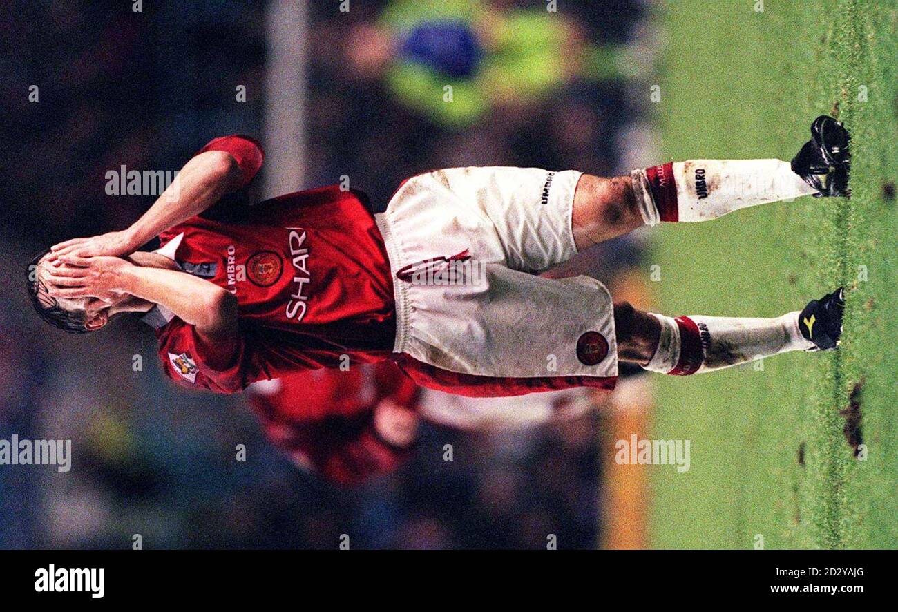 Enttäuschung für Gary Neville als seine Mannschaft Manchester United locker 3-2 gegen Coventry City während des heutigen (Sonntag) Carling Premiership Spiels in Highfield Rd. Picture LAURENCE GRIFFITHS/PA Stockfoto