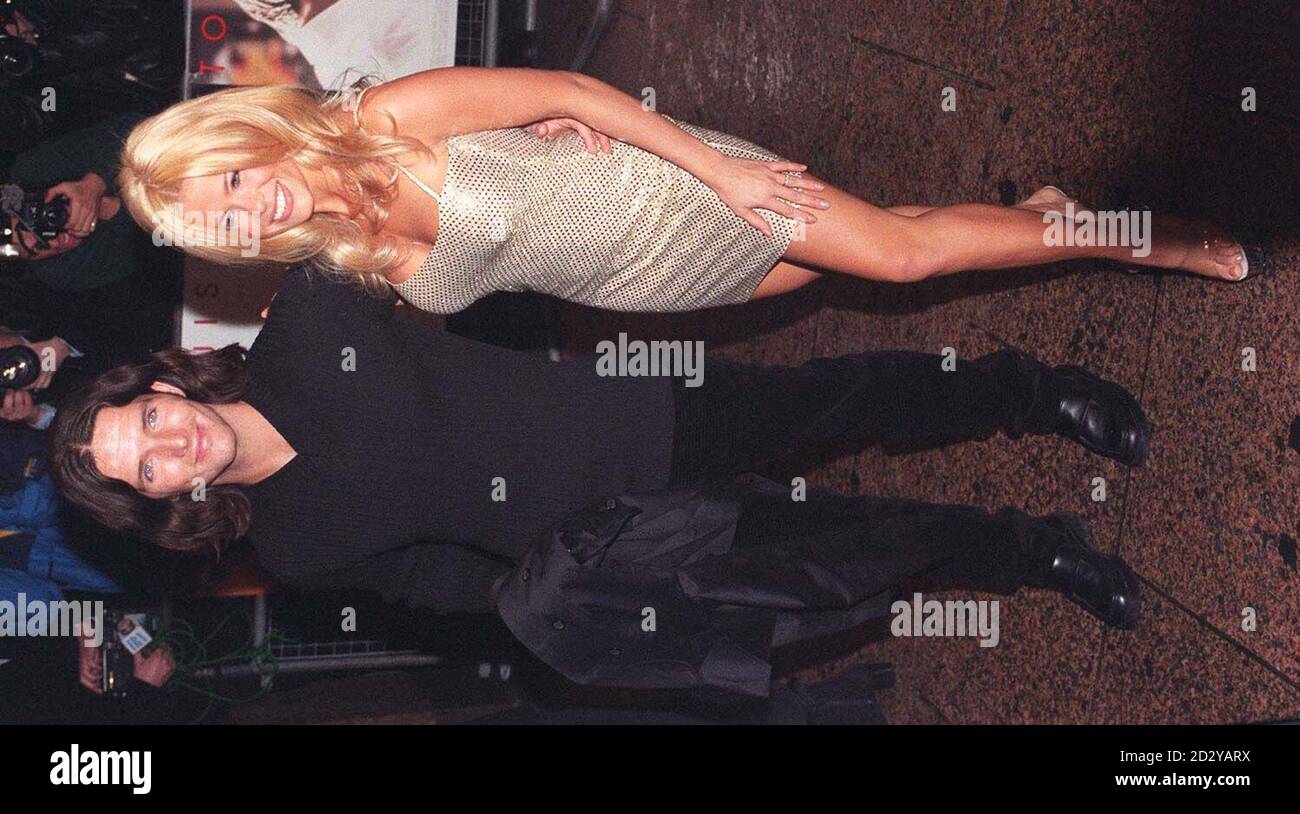 Bibliotheksdatei vom 25/2/97 von Model Melinda Messenger und ihrem Verlobten Wayne Roberts. Roberts, hat enthüllt, dass er plant, seine Pin-up-Freundin unter dem Rampenlicht durch den Start seiner eigenen Showbusiness Karriere zu verbinden. Der ehemalige EMI-Produktionsleiter, der bei Melinda in der Nähe von Swindon, Wiltshire, lebt, sagte, er wolle in einer West End-Show auf der Bühne auftreten. Foto von MICHAEL STEPHENS Stockfoto