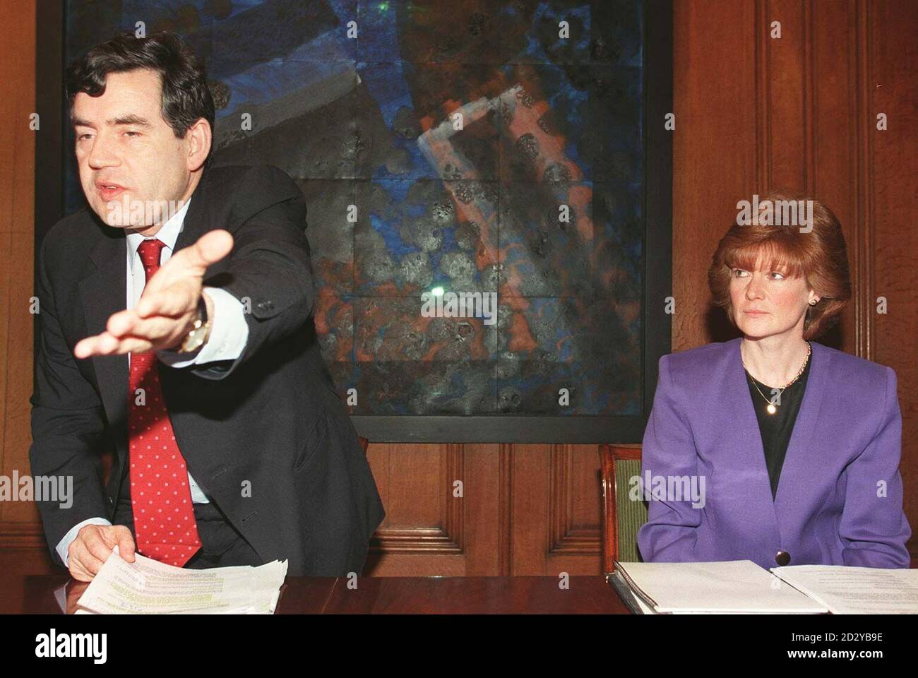 Schatzkanzler und Vorsitzender des Komitees für die Diana, Princess of Wales Memorial Fund, Gordon Brown mit Lady Sarah McCorquodale während der ersten Ausschusssitzung in der Residenz der Kanzlerin Downing Street. Stockfoto