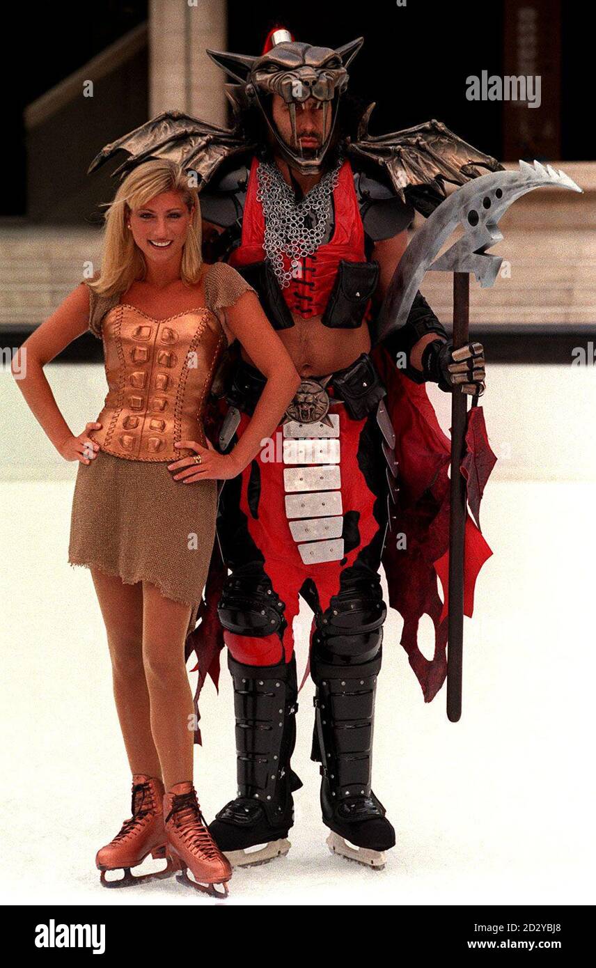 PA NEWS FOTO 14/1/98 TV-MODERATORIN DANI BEHR GASTGEBER MIT ICE MASTER BEI DER VORSTELLUNG DER NEUEN ITV-SERIE "DIE EISKRIEGER" IN LONDON Stockfoto