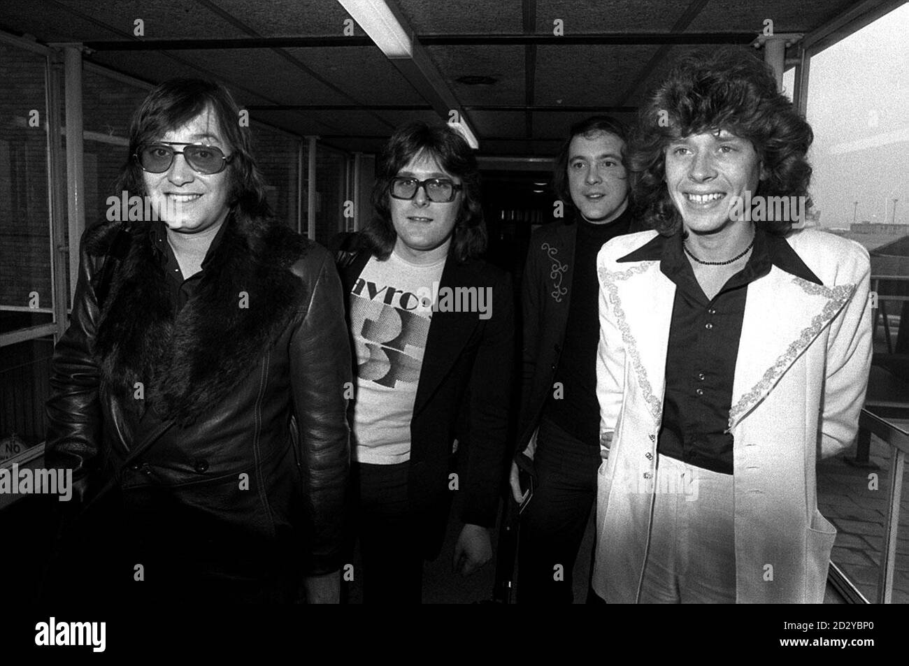 POPGRUPPE MUD (VON LINKS) LES GRAY, RAY STILES, DAVE MOUNT UND ROB DAVID AUF DEM LONDONER FLUGHAFEN HEATHROW HEUTE BEI IHRER ANKUNFT AUS SKANDINAVIEN, WO SIE AUF EINER KONZERTTOURNEE WAREN 23/2/04: Les Gray, Leadsänger des Charts-Topers Mud aus den siebziger Jahren, der eine Woche vor seinem Comeback in der Karriere gestorben ist. Die 57-jährige Glam-Rock-Legende hatte schon seit einiger Zeit an Kehlkopfkrebs gelitten. Er starb an einem Herzinfarkt, während er im Krankenhaus in Portugal, seinem Haus für die letzten 12 Jahre. Stockfoto