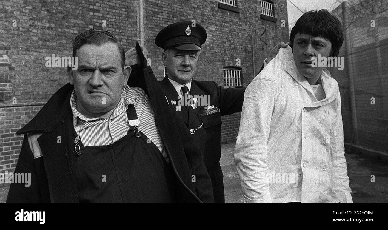 GEWOHNHEITSMÄSSIGER GEFANGENER NORMAN STANLEY FLETCHER (ALIAS RONNIE BARKER) MACHT FÜR DIE SPIELFILMVERSION DER TV-SERIE PORRIDGE, GESTERN VOR ORT IM GEFÄNGNIS CHELMSFORD, WIEDER PORRIDGE. Stockfoto