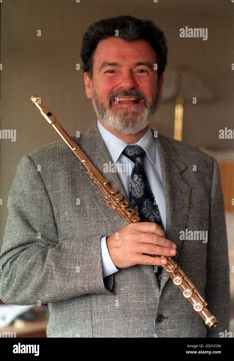 James Galway. 15/6/01: Galway wurde eine Ritterschaft in der Queen's Birthday Honors Liste verliehen. 02/12/02 : führende Musiker forderten die Regierung auf, zu verhindern, dass die Musik aus den Schulzeiten herausgedrückt wird. Die Percussionistin Evelyn Glennie, der Flötist Sir James und der Cellist Julian Lloyd Webber haben an den Bildungsminister Charles Clarke und Kultursekretärin Tessa Jowell geschrieben und sie aufgefordert, Musik in den Mittelpunkt des nationalen Lehrplans zu stellen. Musik ist ein wichtiger Teil einer guten Ausbildung - so wichtig wie lesen, buchstabieren und addieren zu können, so der Komponist Michael Kamen. Stockfoto