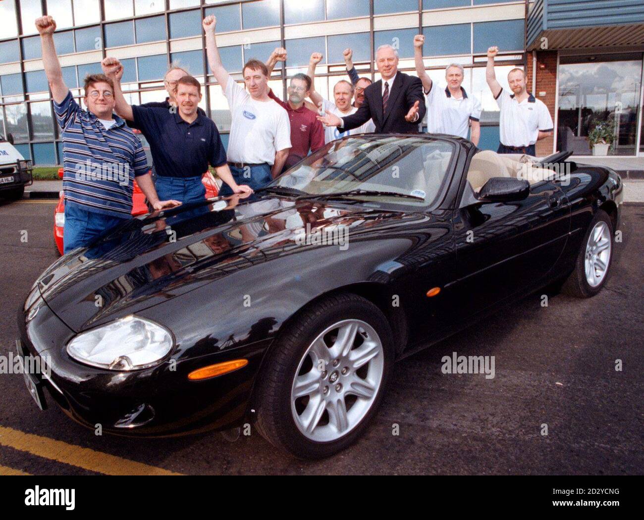Ford Arbeiter zusammen mit den Werken neuen Betriebsleiter, David Hudson, dunkle Anzug, begrüßen die Nachricht von der Regierung Zuschuss für die Halewood-Anlage, die das neue Baby Jaguar produzieren soll. Pic Dave Kendall. Siehe PA Story INDUSTRY Jaguar. Stockfoto