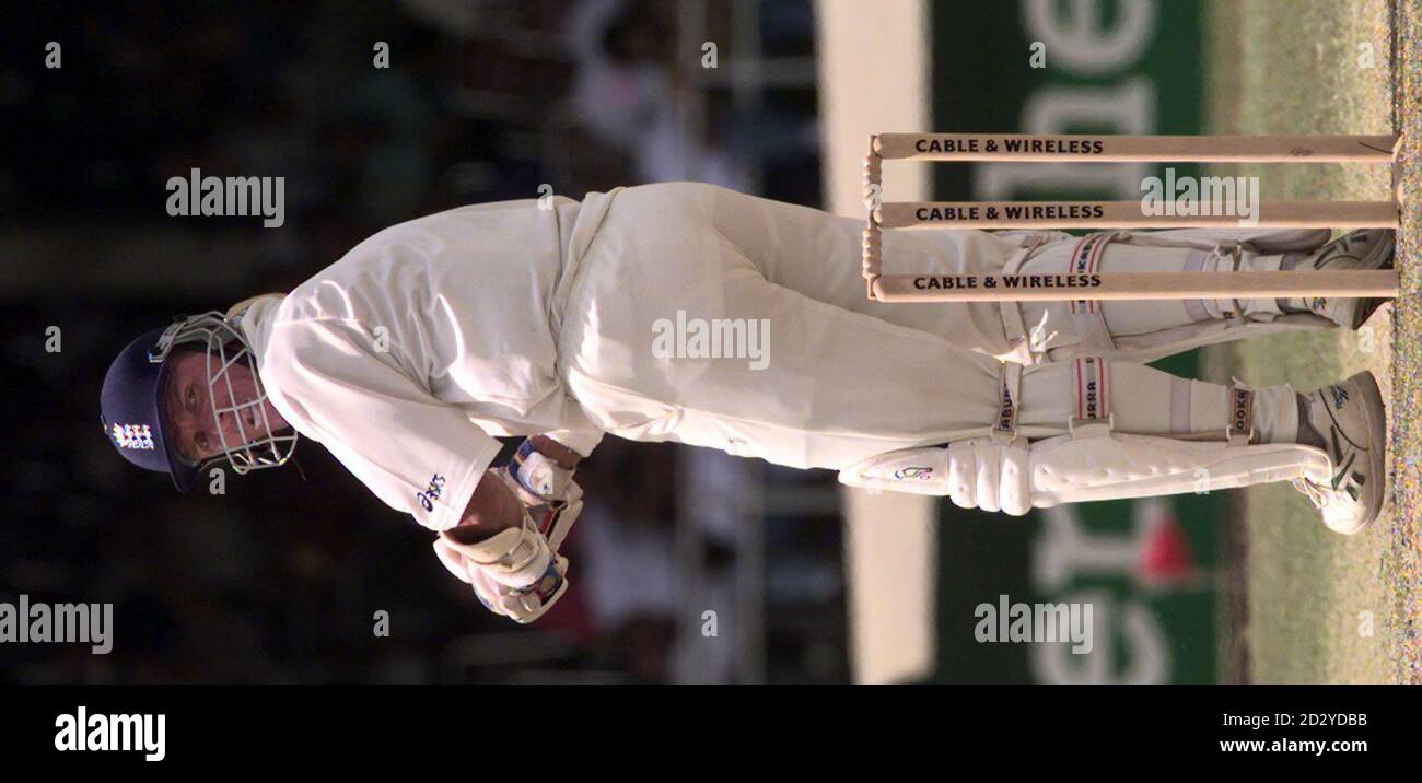 Englands Alec Stewart schaut nach dem Abschneiden des Balls, während des 2. Tests zwischen England und Westindien, heute (Samstag) im Queen's Park Oval, Trinidad. Bild von Rebecca Naden.*EDI* Stockfoto