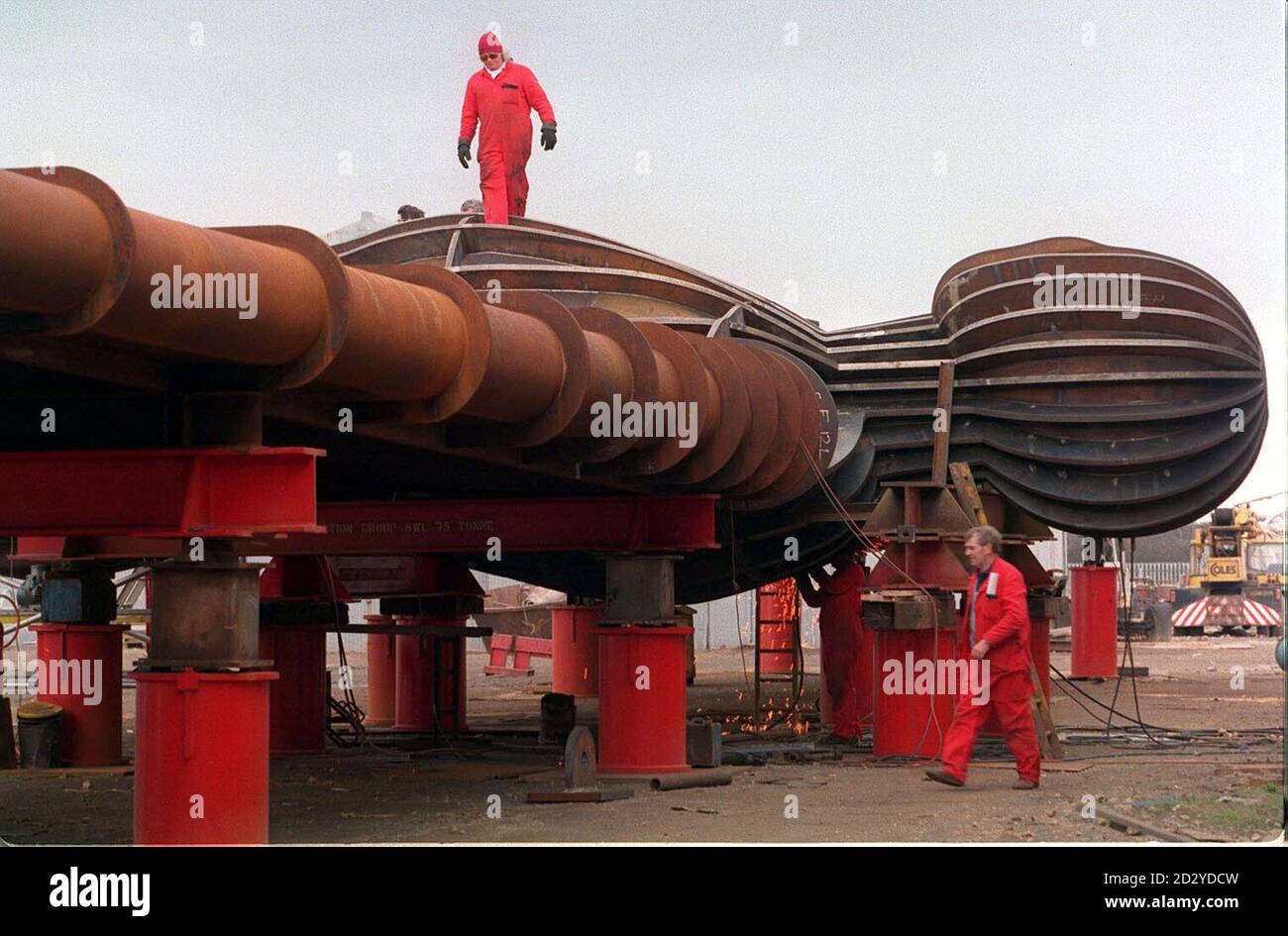 Arbeiter haben heute (Mittwoch) ein umstrittenes neues Wahrzeichen Nordenglands, eine gigantische Stahlskulptur namens Angel of the North, fertig gestellt, die an diesem Wochenende an der A1-Umgehungsführung von Gateshead, Tyneside, errichtet werden soll. Die 65ft hohe, 169ft Flügelspannweite, die Idee des Bildhauers Antony Gormley, ist unter Beschuss geraten wegen seiner riesigen Größe, seines Aussehens und der Kosten - 800,000. Sehen Sie sich die PA-Geschichte an. Foto von Owen Humphreys/PA Stockfoto