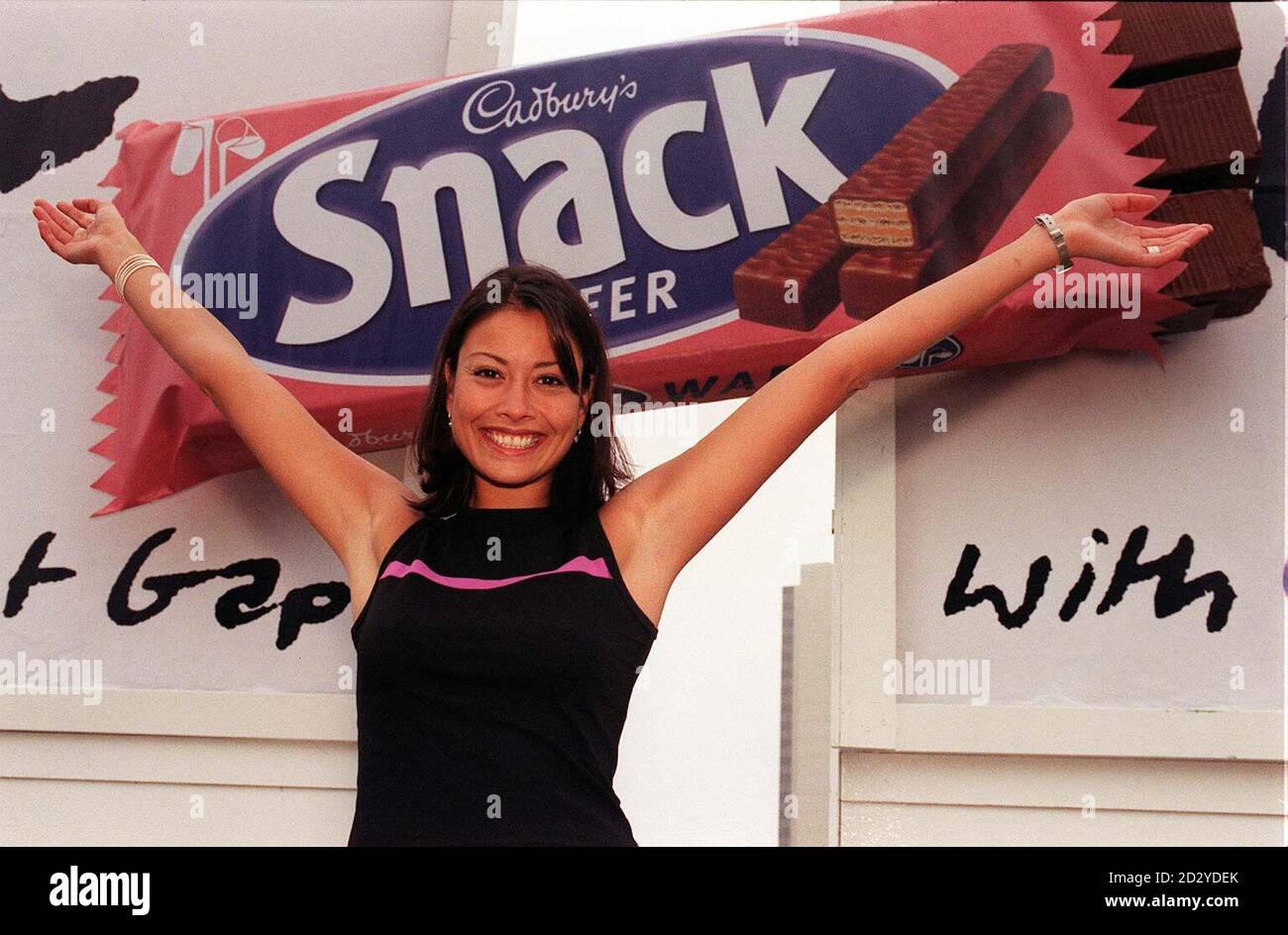 Big Breakfast-Star Melanie Sykes präsentiert heute (Donnerstag) in London Cadburys neueste Bar The Snack Wafer mit einer 12 Fuß langen, 30-fachen Vergrößerung des Keks auf einer Plakatwand. Foto von Tony Harris/PA. Stockfoto