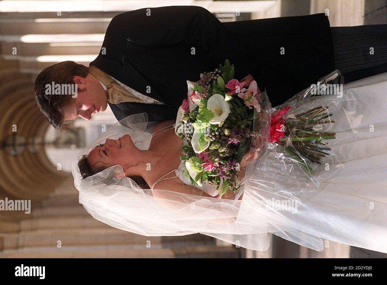 Die studentische Krankenschwester Tamara Gilbert und ihr Verlobter Christopher Brown bei einer Generalprobe für ihre Hochzeit - die für diesen September geplant ist - heute (Freitag) im Savoy Hotel in London. Die 24-jährige Tamara wurde heute Morgen bei einem besonderen Champagner-Empfang im Hotel von der Zeitschrift Wedding & Home mit der Auszeichnung „Braut des Jahres“ ausgezeichnet. Foto von Stefan Rousseau/PA Stockfoto